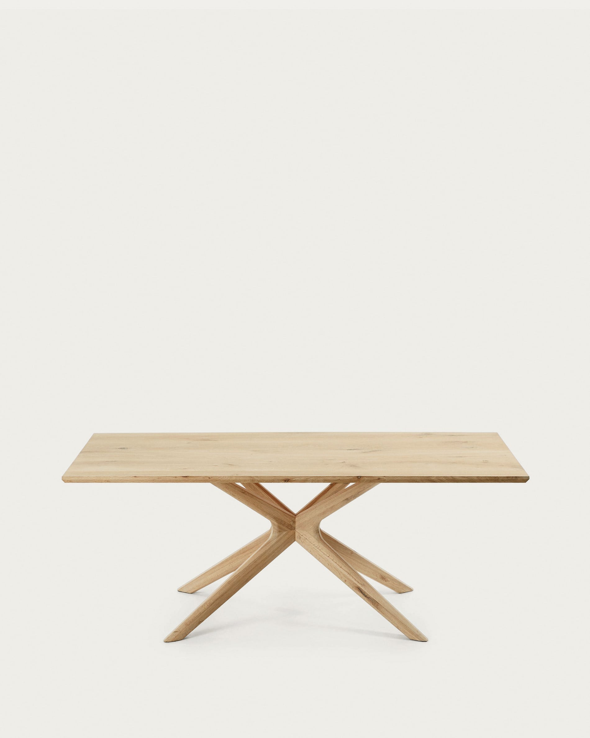 Eleganter Armande Tisch aus Eichenfurnier, 180x90 cm, mit hellem Finish, ideal für stilvolle Esszimmer von Kave Home.