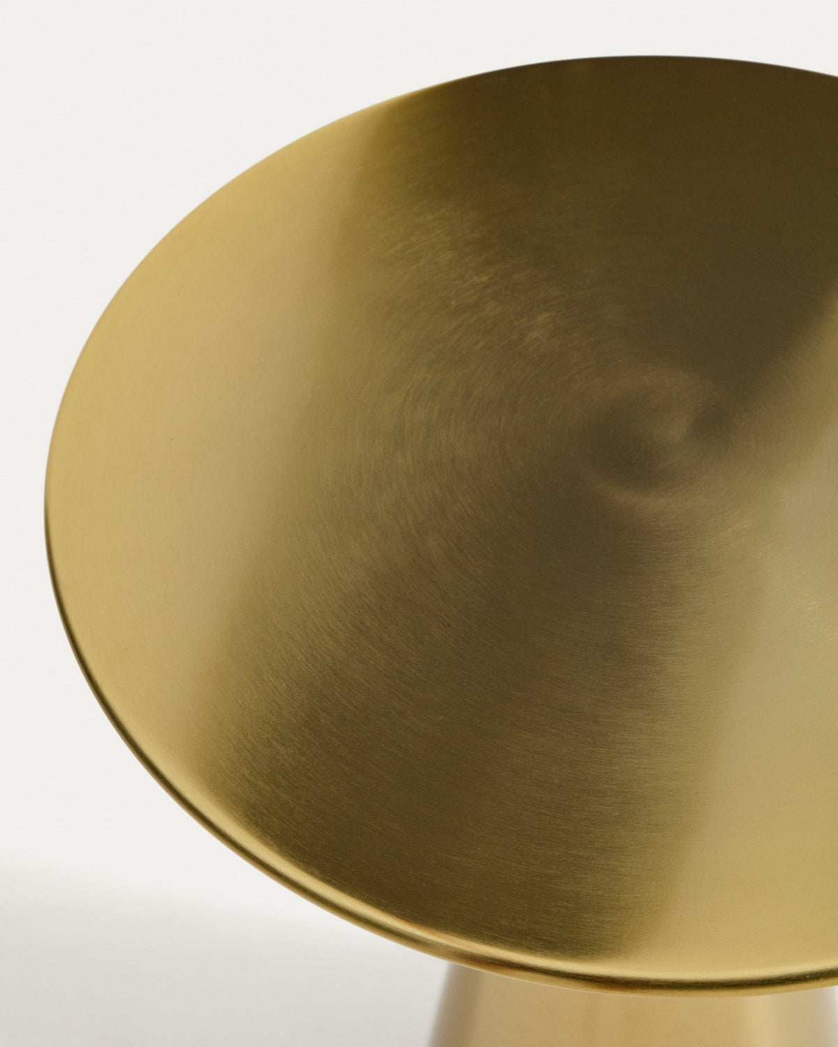 Rhet Beistelltisch aus Metall mit Finish in Gold Ø 39 cm in Gold präsentiert im Onlineshop von KAQTU Design AG. Beistelltisch ist von Kave Home