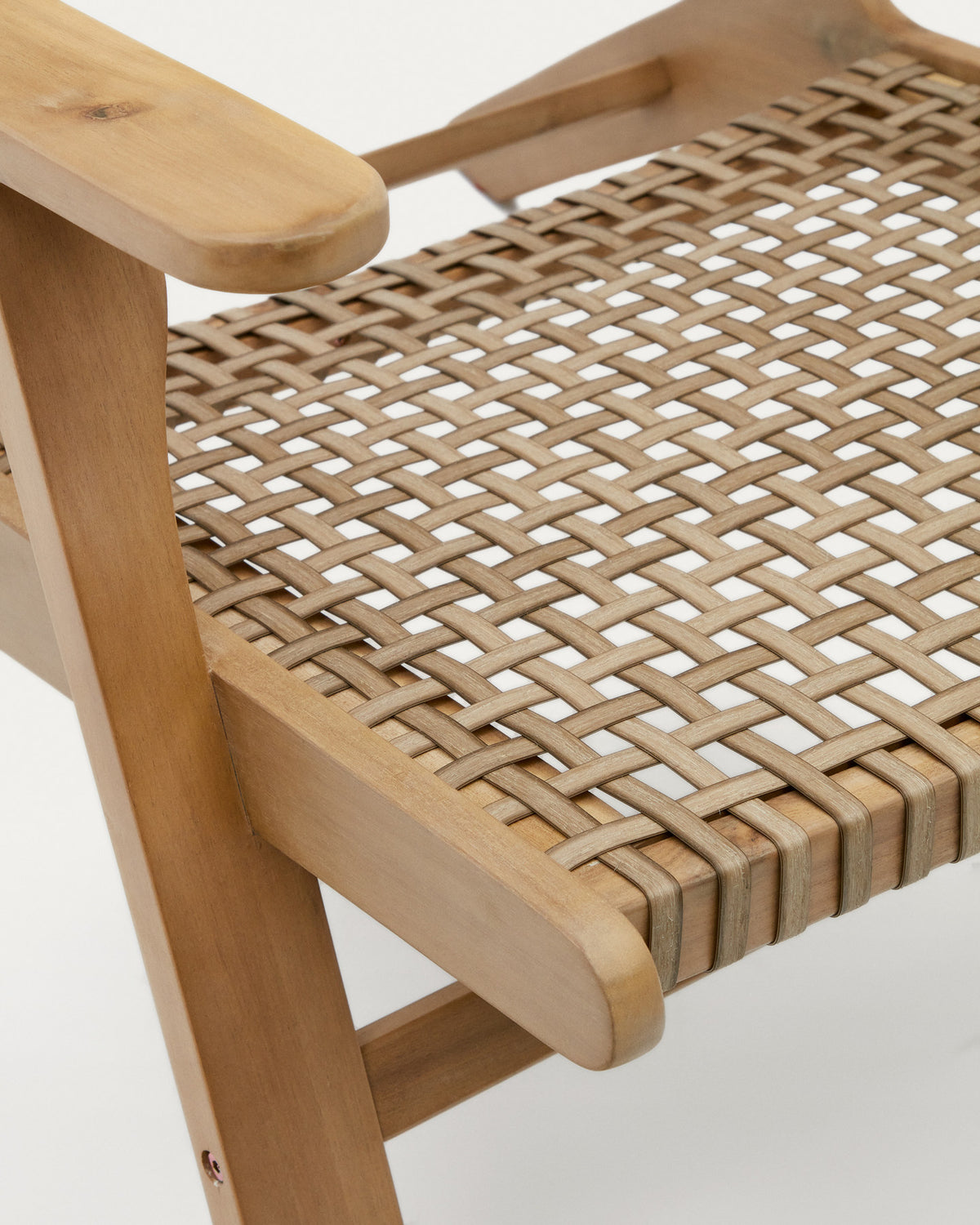 Grignoon Sessel aus massivem Akazienholz und geflochtener Korbweide FSC 100% in Natur, Beige präsentiert im Onlineshop von KAQTU Design AG. Outdoor-Sessel mit Armlehnen ist von Kave Home