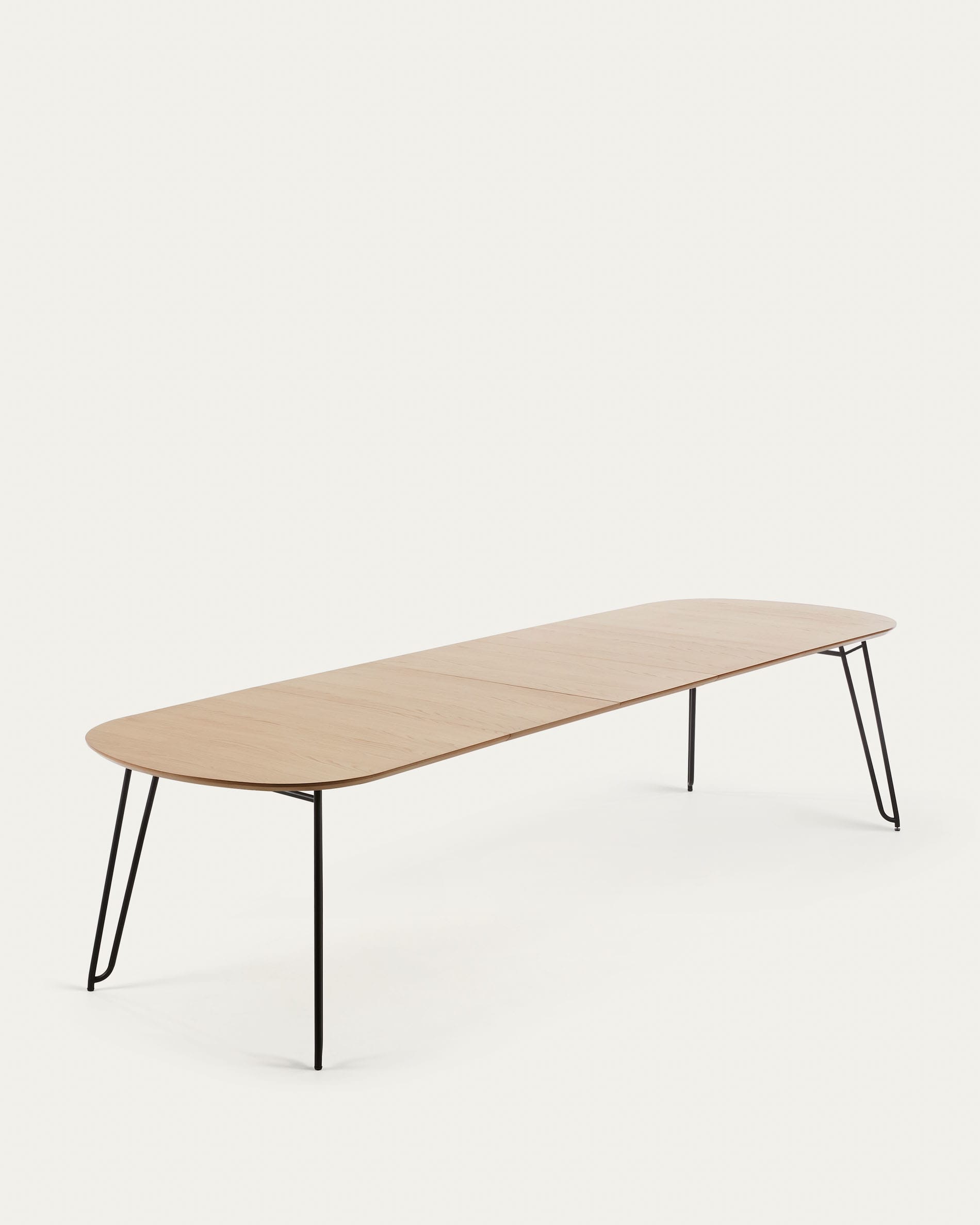 Moderner ausziehbarer Tisch mit Eichenfurnier und schwarzen Stahlbeinen, ideal für stilvolle und funktionale Wohnbereiche.