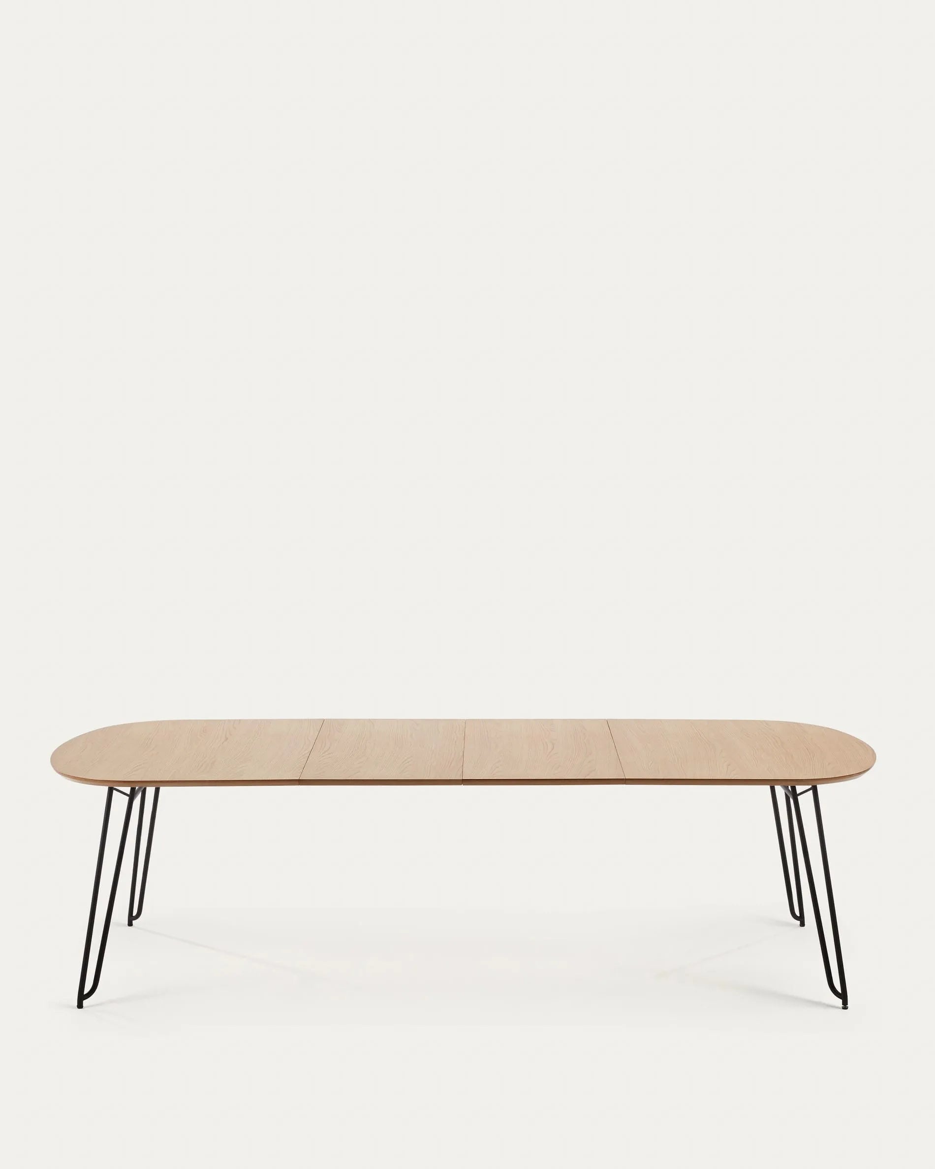 Moderner ausziehbarer Tisch mit Eichenfurnier und schwarzen Stahlbeinen, ideal für stilvolle und funktionale Wohnbereiche.
