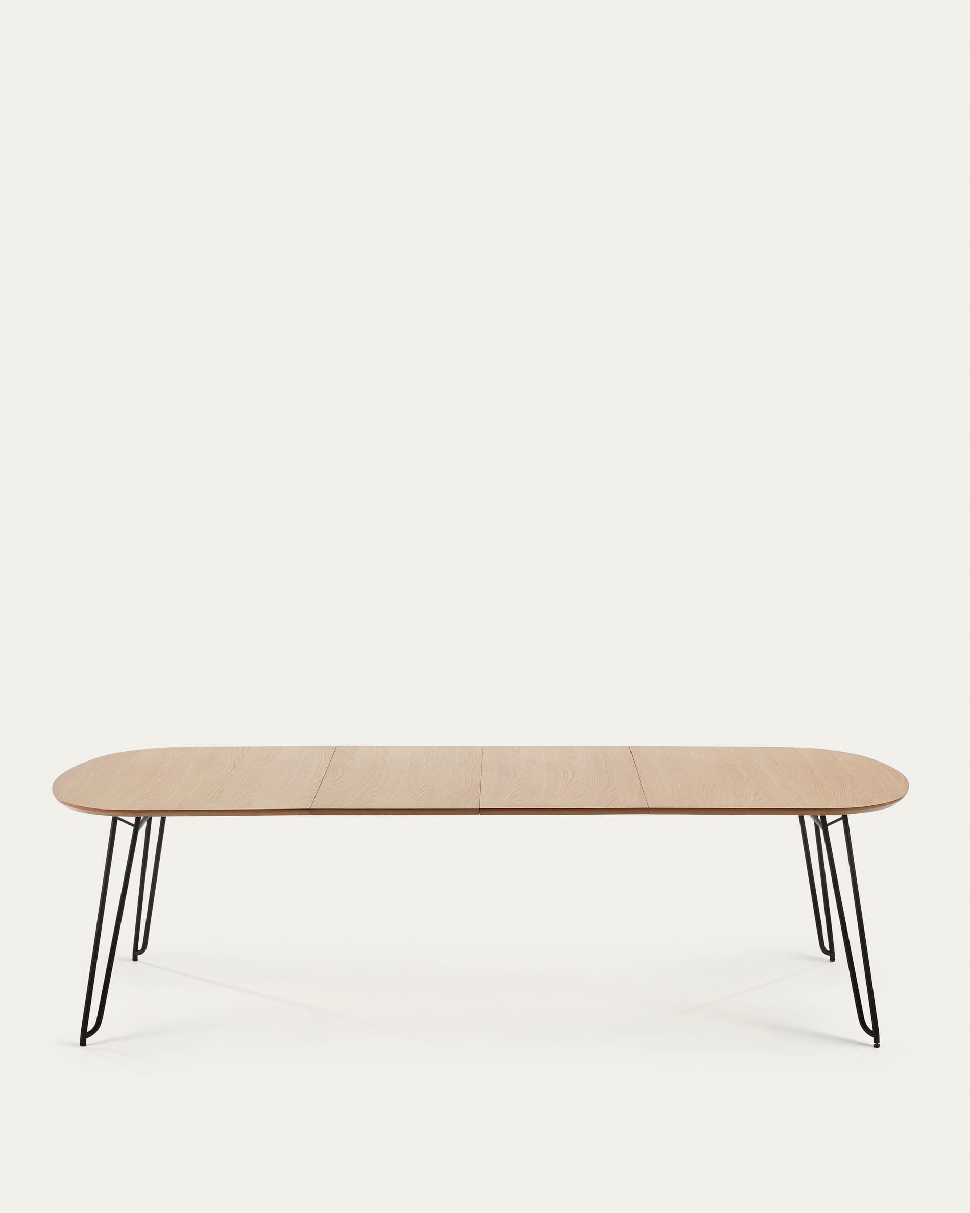 Eleganter ausziehbarer Tisch mit Eichenfurnier und schwarzen Stahlbeinen, perfekt für moderne und vielseitige Wohnräume.