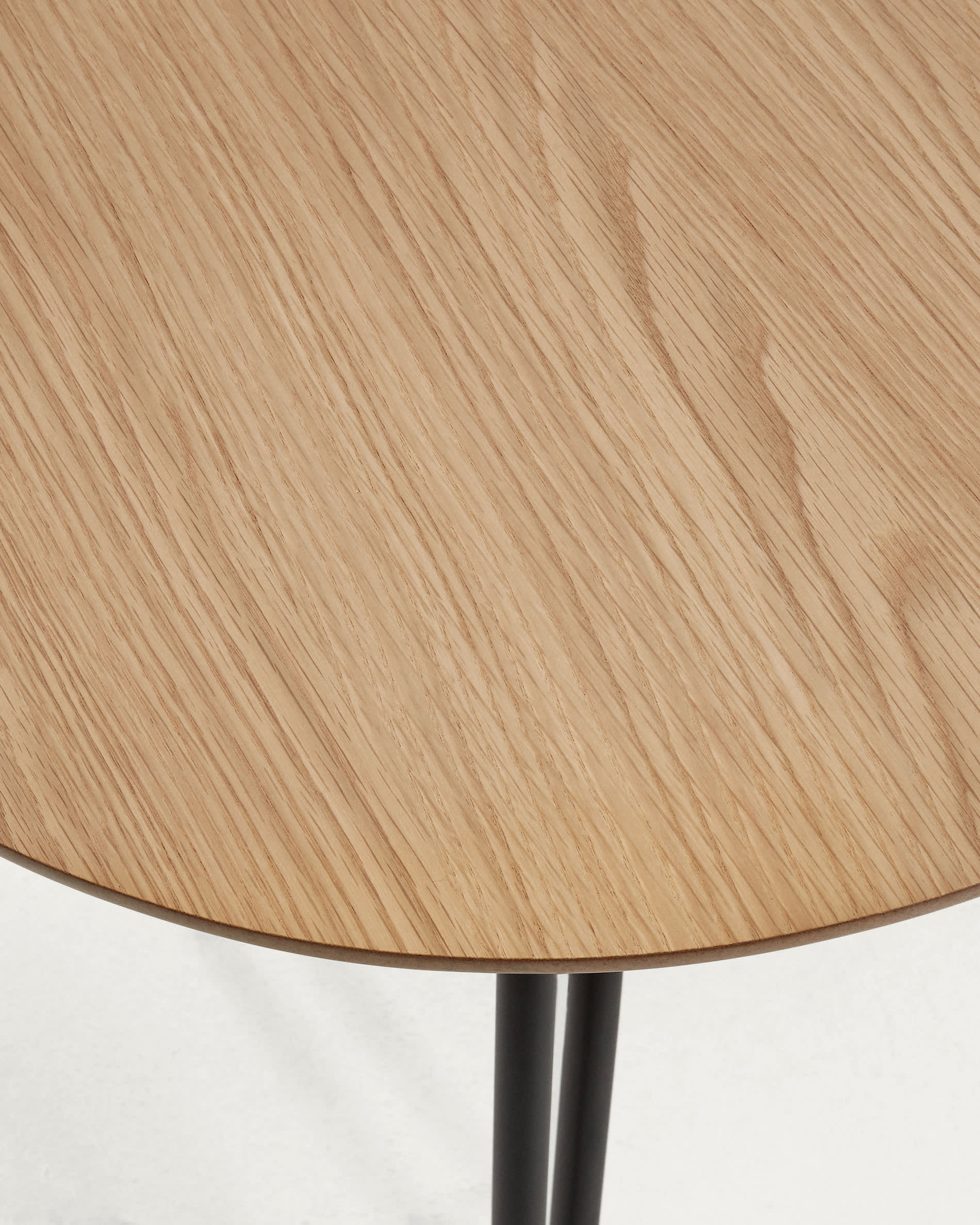 Eleganter ausziehbarer Tisch mit Eichenfurnier und robusten Stahlbeinen, perfekt für große Familienessen und stilvolle Zusammenkünfte.