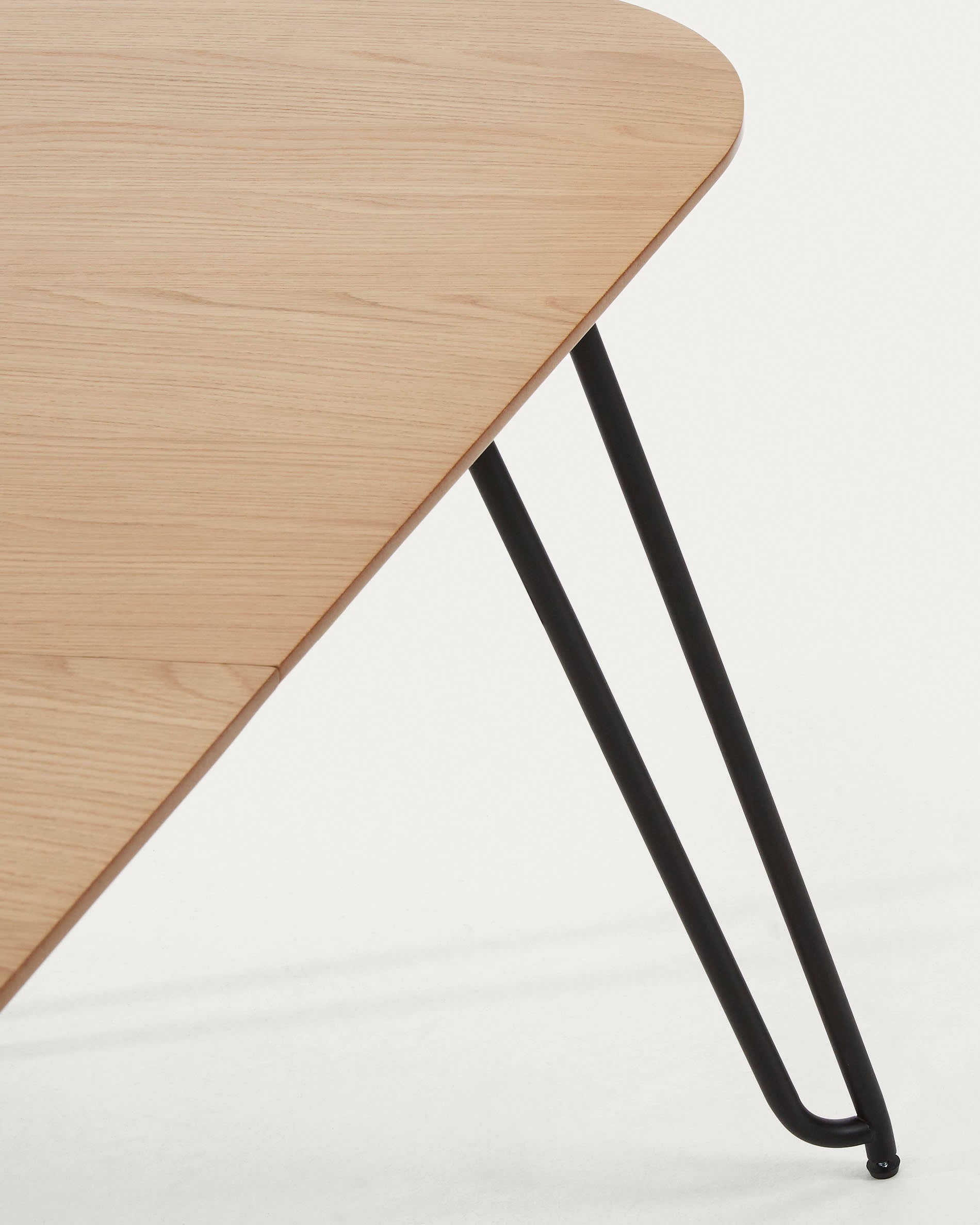 Eleganter ausziehbarer Tisch mit Eichenfurnier und schwarzen Stahlbeinen, perfekt für moderne und vielseitige Wohnräume.