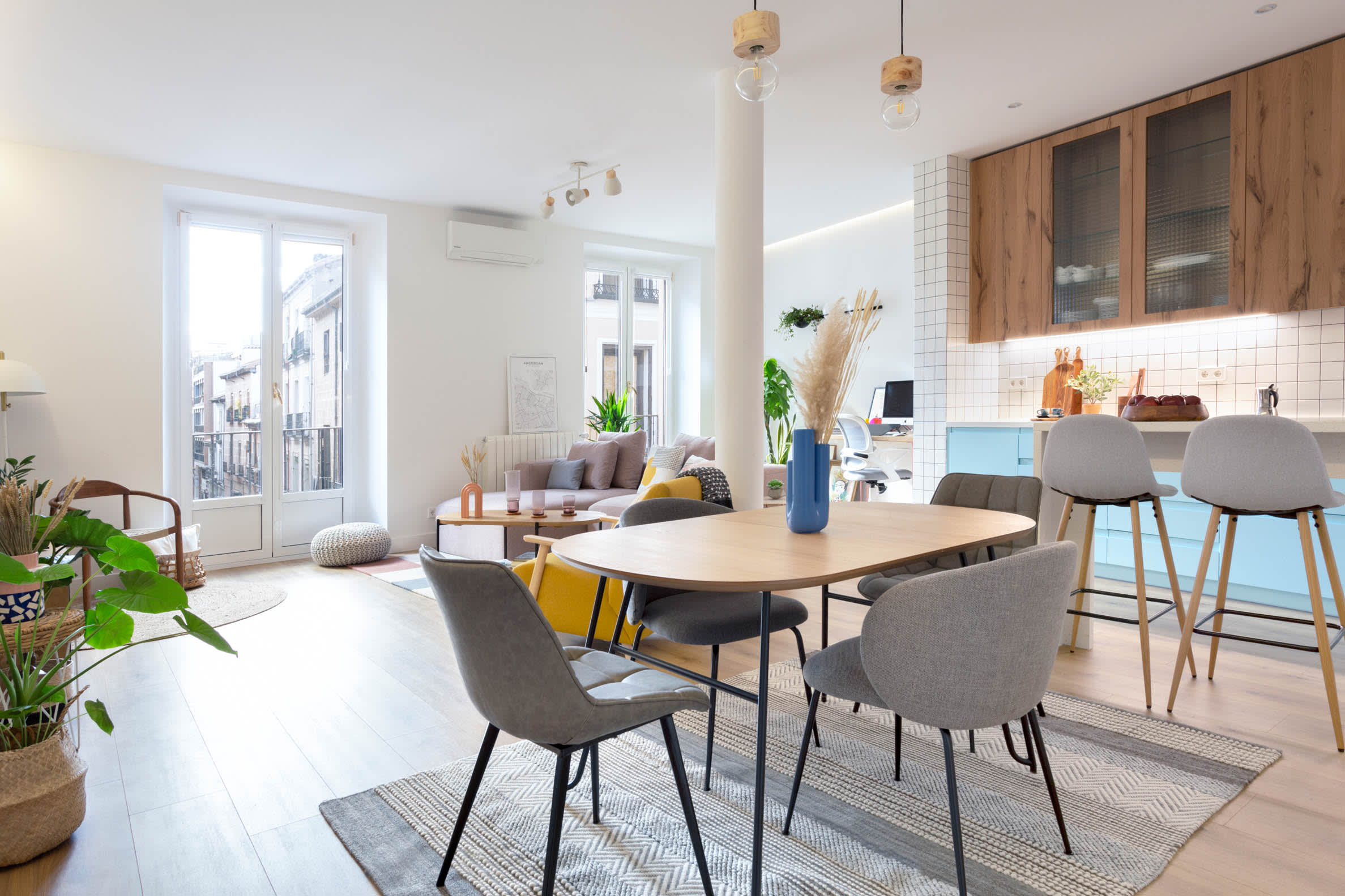 Eleganter, ausziehbarer Tisch aus Eichenfurnier mit robusten Stahlbeinen, perfekt für stilvolle Esszimmer und gesellige Zusammenkünfte.