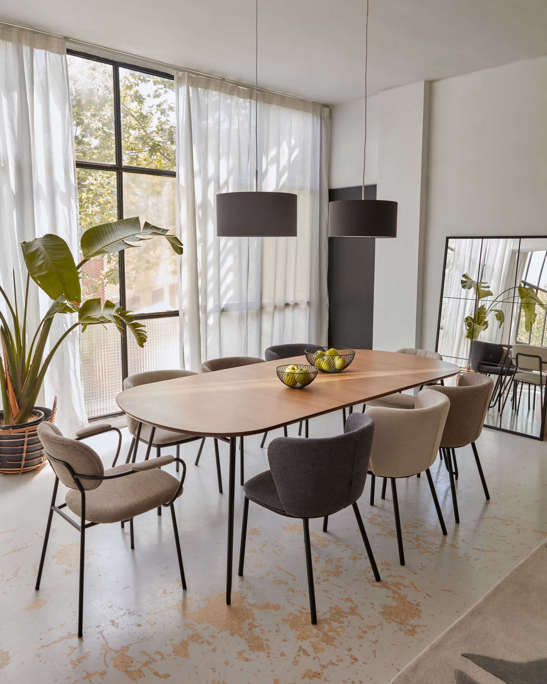 Der Novac ausziehbare Tisch von Kave Home kombiniert stilvolles Eichenfurnier mit robusten Stahlbeinen und bietet Flexibilität für jede Essgelegenheit.