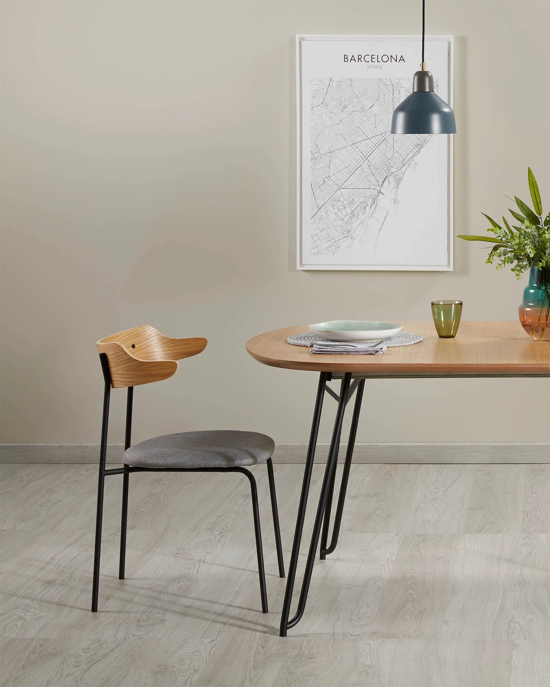 Eleganter ausziehbarer Tisch mit Eichenfurnier und schwarzen Stahlbeinen, perfekt für moderne und vielseitige Wohnbereiche.