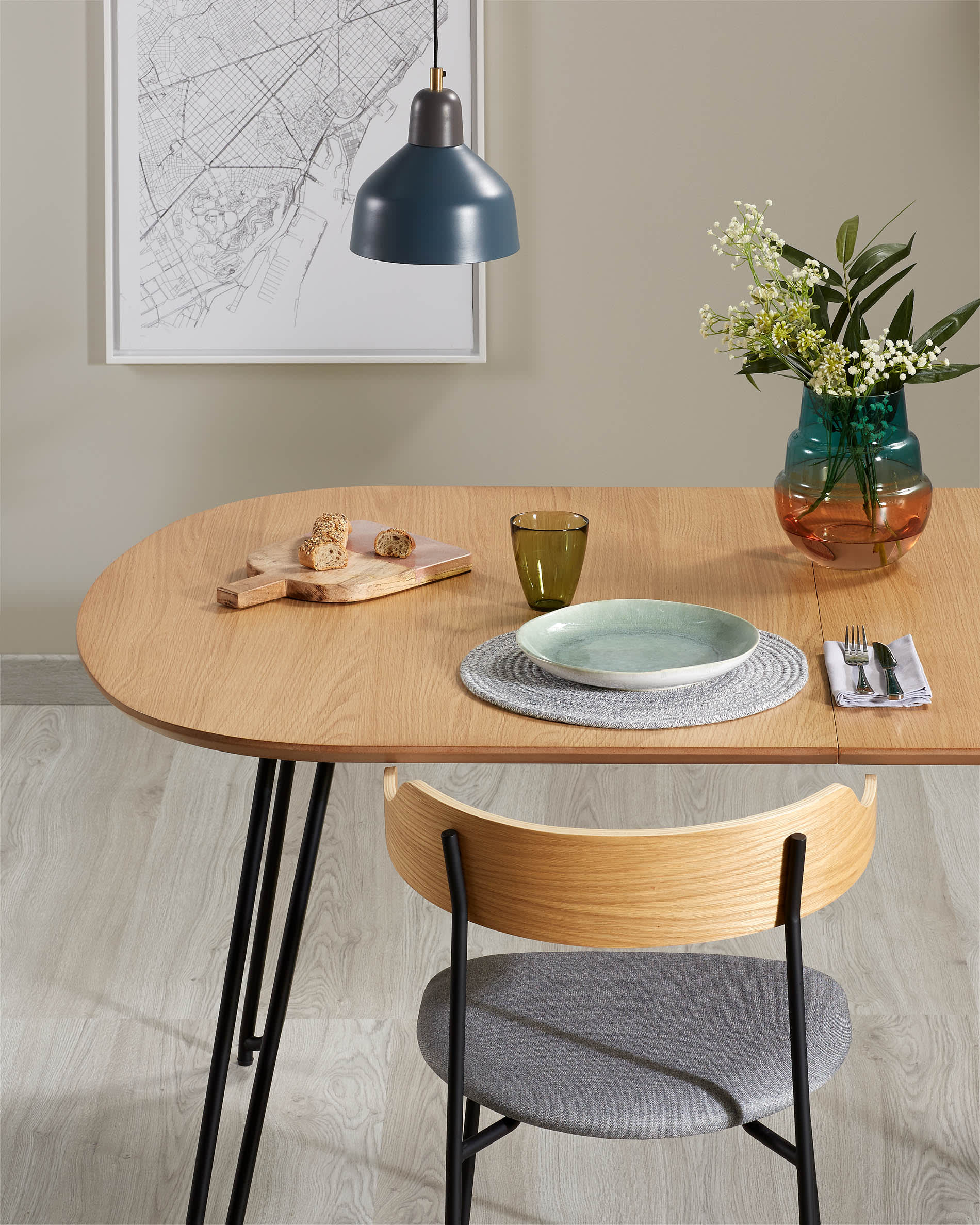 Moderner ausziehbarer Tisch mit Eichenfurnier und schwarzen Stahlbeinen, ideal für stilvolle und funktionale Wohnräume.
