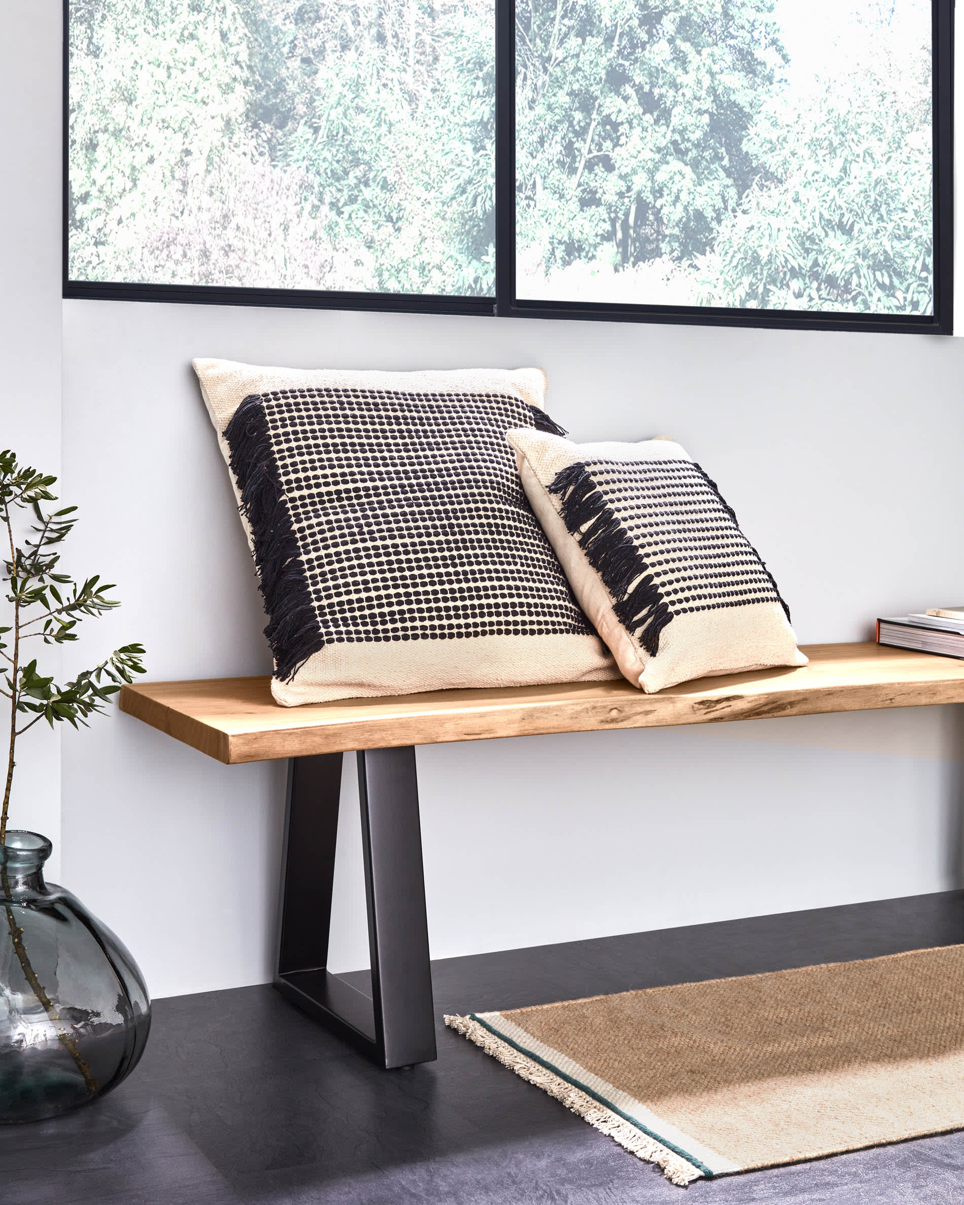 Stilvolle Bank aus Akazienholz mit stabilen schwarzen Stahlbeinen, 140 cm, perfekt für zeitgemässe Wohn- und Essbereiche.