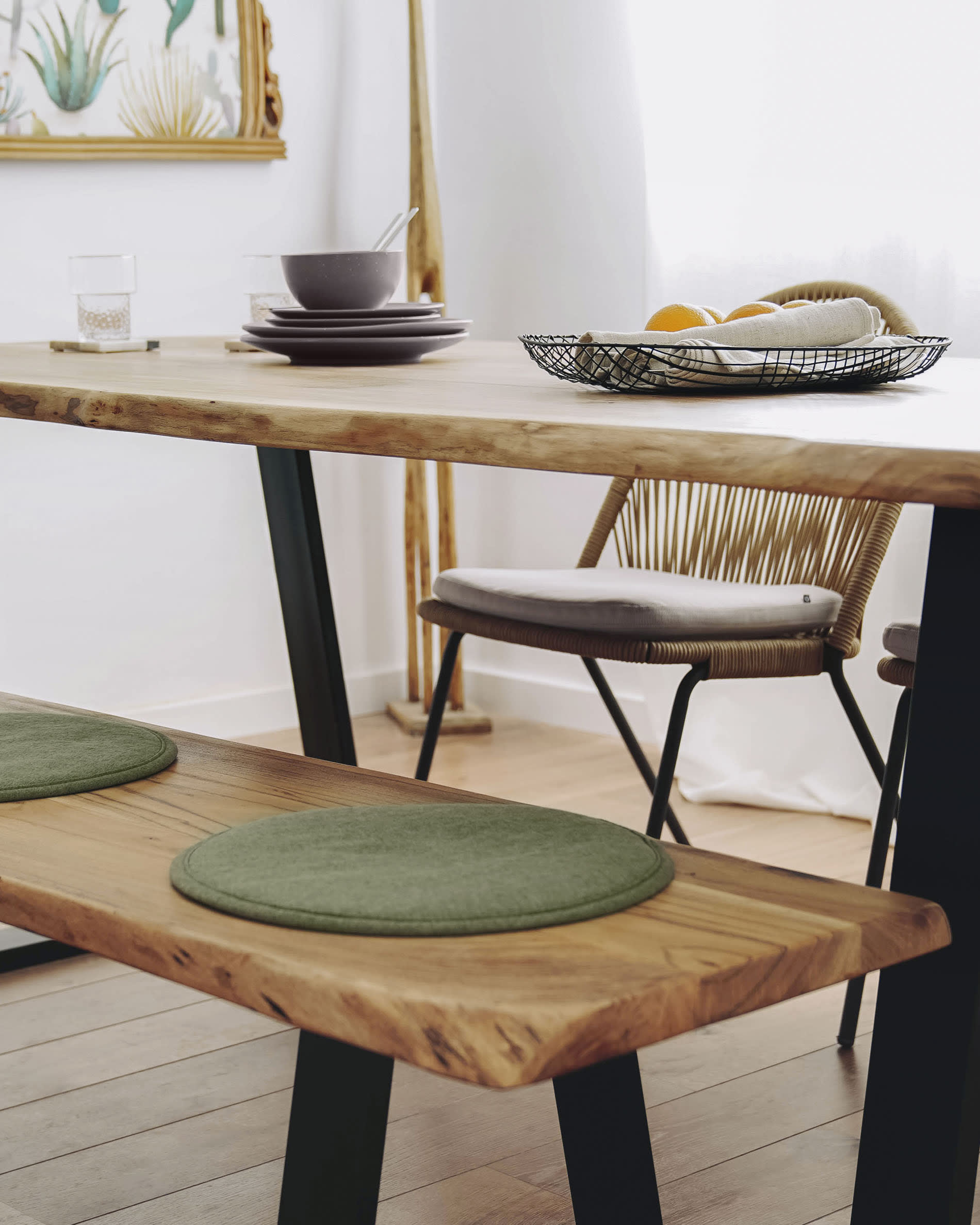 Stilvolle Bank aus Akazienholz mit stabilen schwarzen Stahlbeinen, 140 cm, perfekt für zeitgemässe Wohn- und Essbereiche.