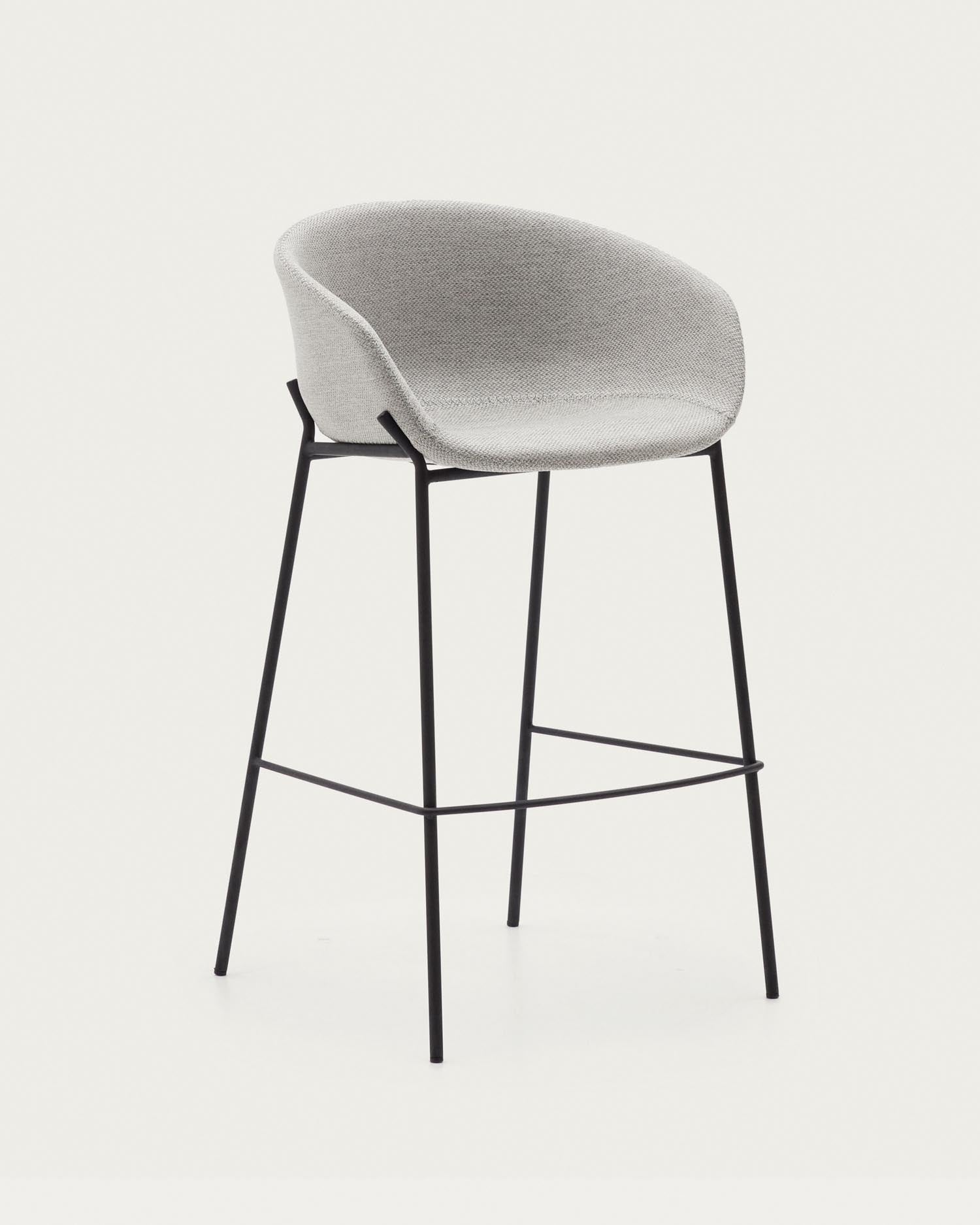 Moderner Hocker Yvette mit hellgrauem Sitz und schwarzen Stahlbeinen, 75 cm hoch, ideal für stilvolle Räume.
