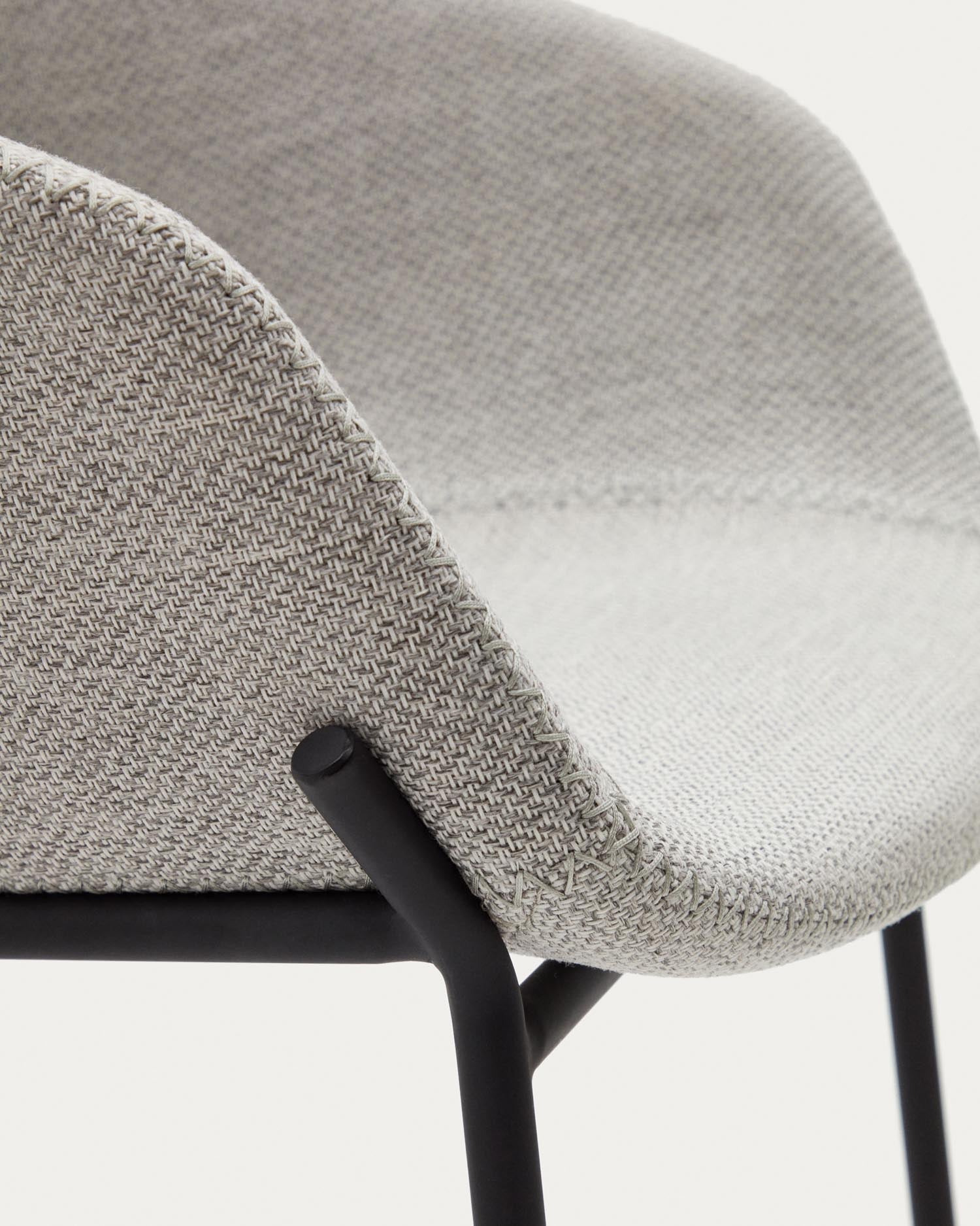 Moderner Hocker Yvette mit hellgrauem Sitz und stabilen schwarzen Stahlbeinen, 75 cm hoch, ideal für stilvolle Einrichtung.
