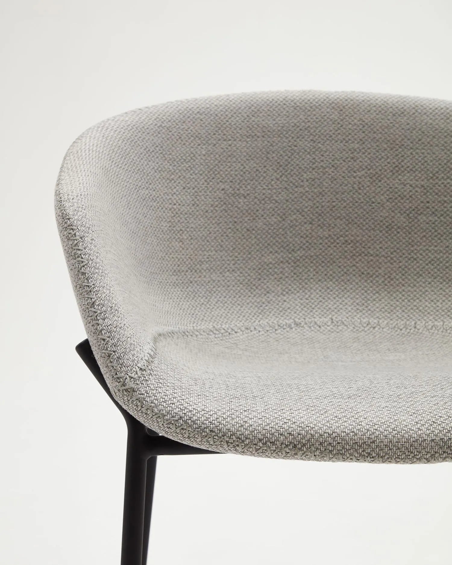 Eleganter Hocker Yvette mit hellgrauem Polstersitz und robusten schwarzen Stahlbeinen, 75 cm hoch, perfekt für modernes Wohnen.