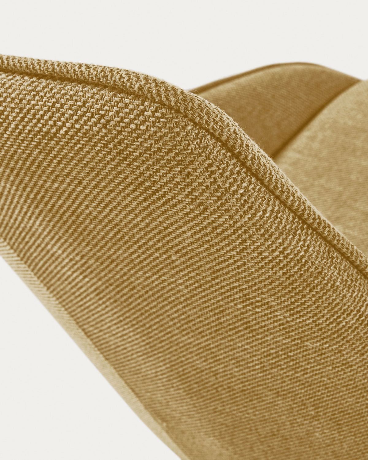 Jenna Drehstuhl senfgelb und Stahlbeine mit schwarzem Finish FSC 100% in Senfgelb, Schwarz präsentiert im Onlineshop von KAQTU Design AG. Dreh-Schalenstuhl mit Armlehnen ist von Kave Home
