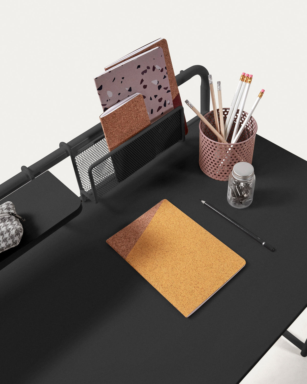 Foreman Tisch aus Melamin schwarz und Stahlbeine mit schwarzem Finish 98 x 46 cm in Schwarz präsentiert im Onlineshop von KAQTU Design AG. Schreibtisch ist von Kave Home