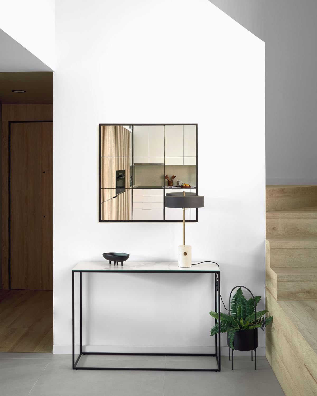 Moderner Rewena Konsolentisch: Stilvolles Design in Weiss & Stahl.