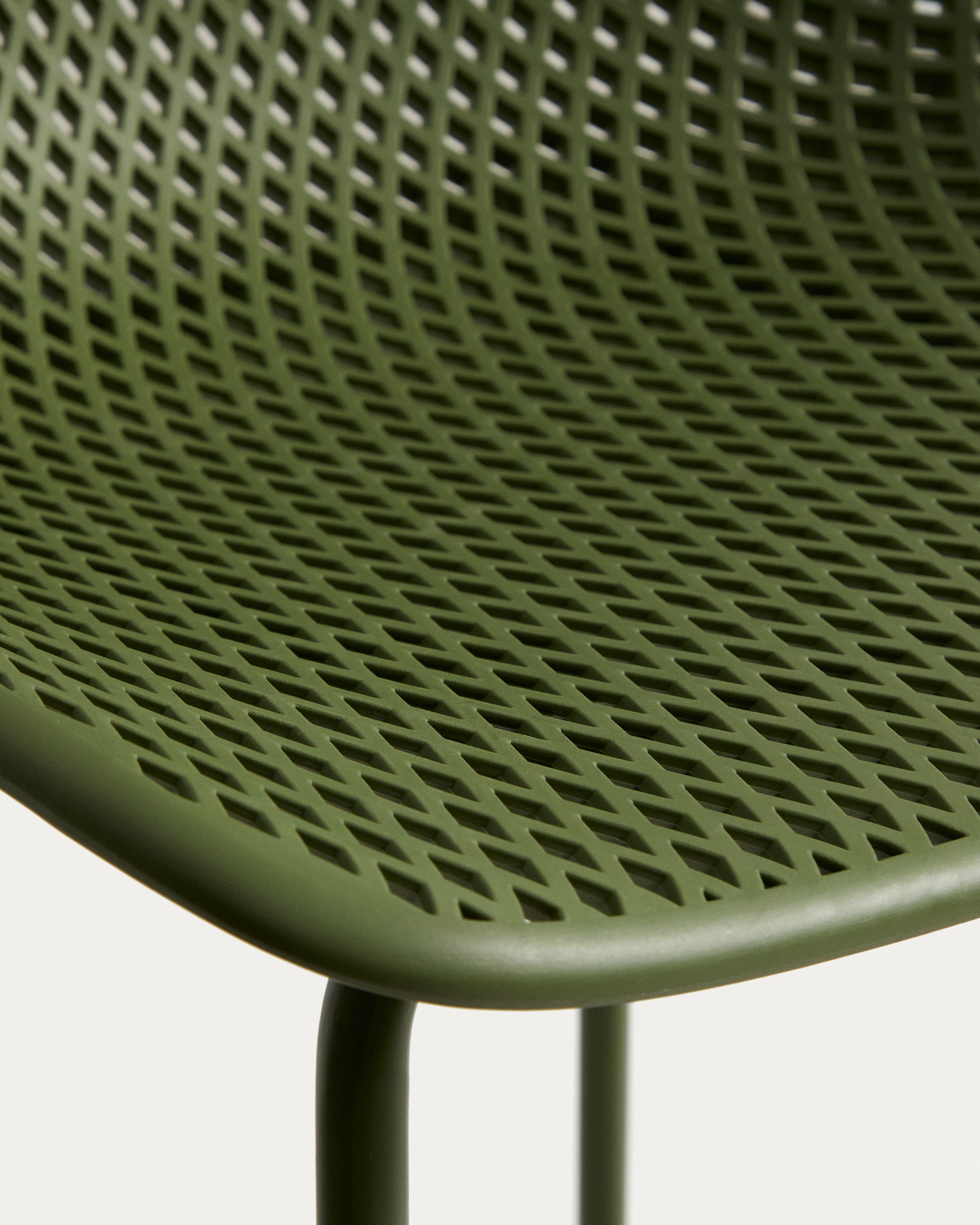 Moderner Outdoor-Hocker Quinby in lebhaftem Grün, 75 cm hoch, ideal für gemütliche Garten- und Terrassenmomente von Kave Home.