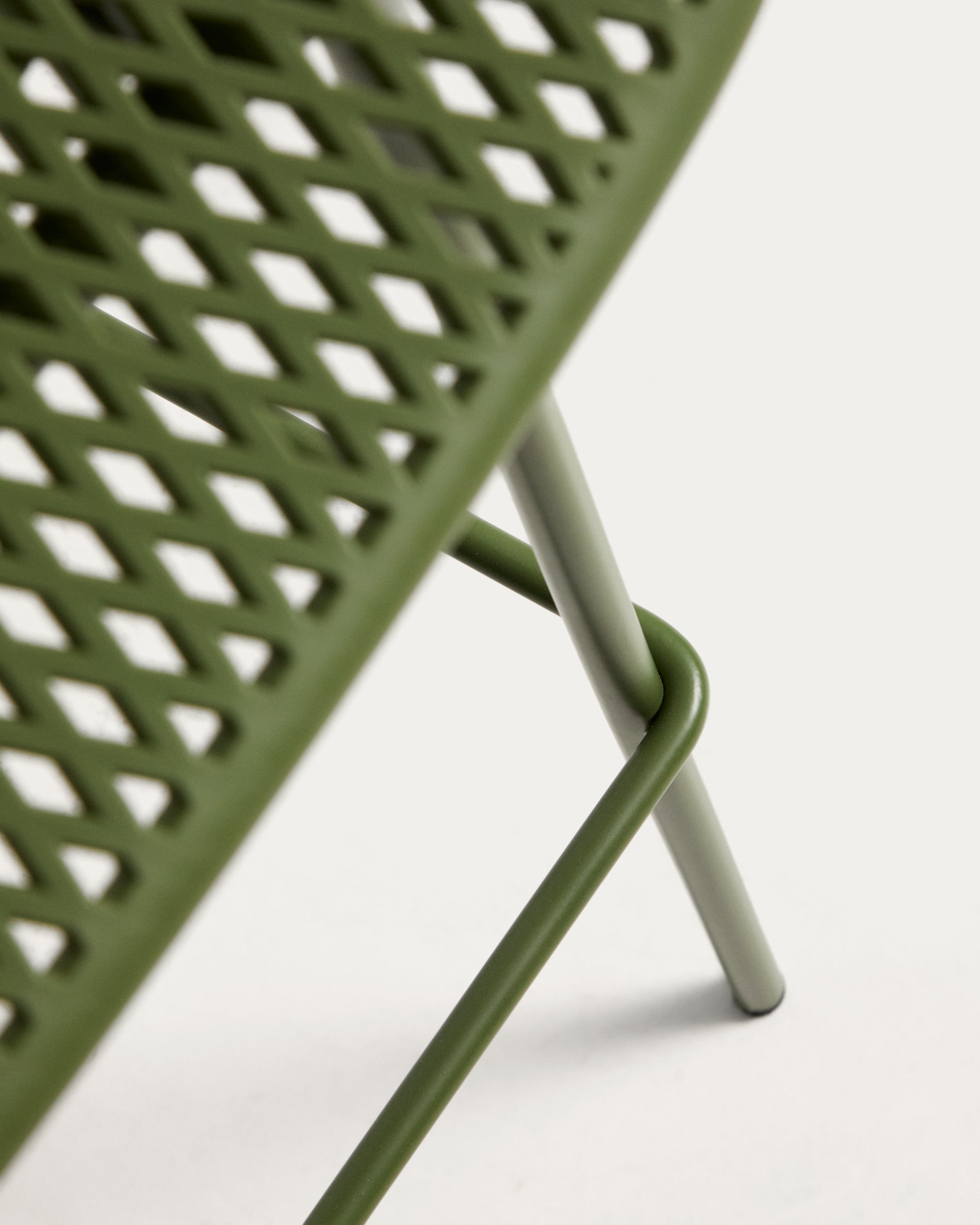 Stylischer Outdoor-Hocker Quinby in frischem Grün, 75 cm hoch, perfekt für entspannte Stunden im Garten oder auf der Terrasse von Kave Home.