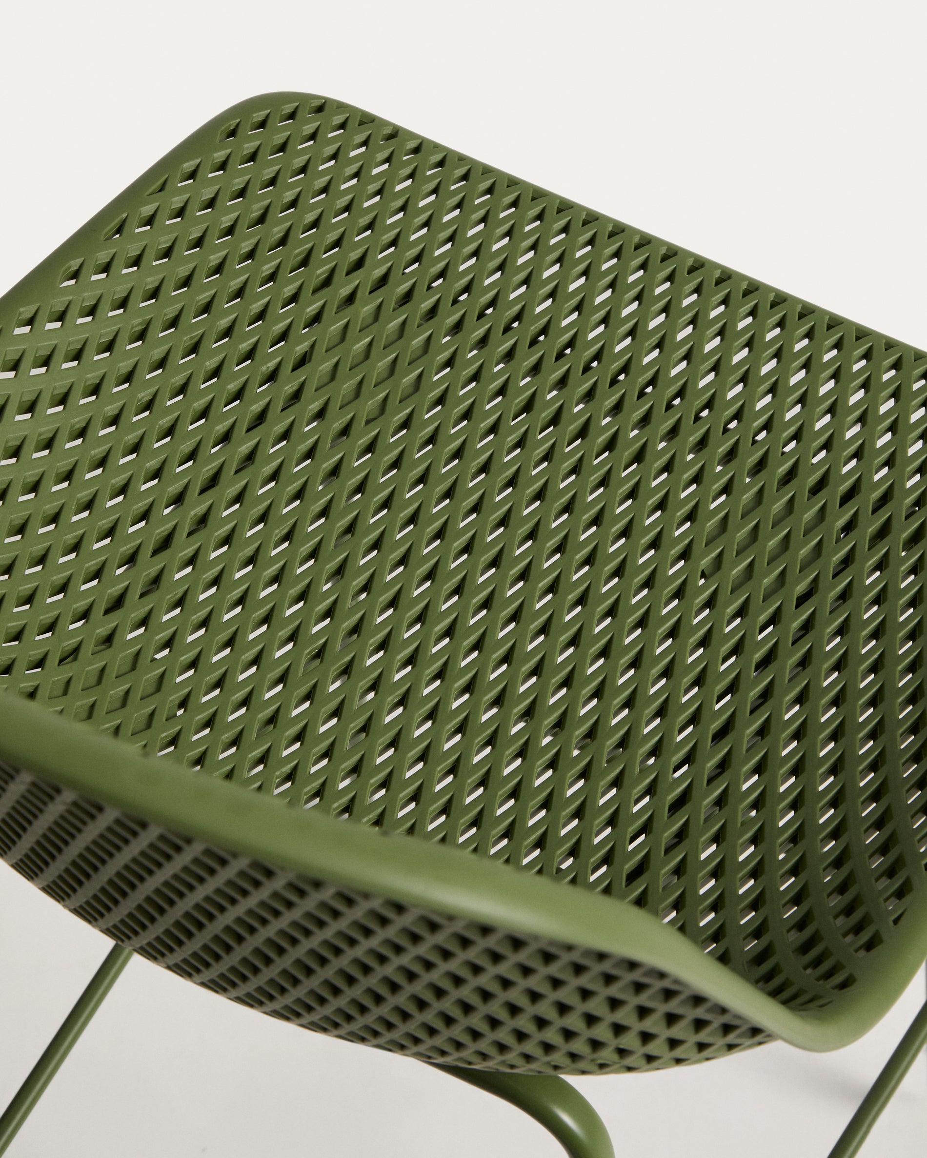 Moderner Gartenhocker Quinby in lebhaftem Grün, 75 cm hoch, ideal für gemütliche Momente im Freien von Kave Home.