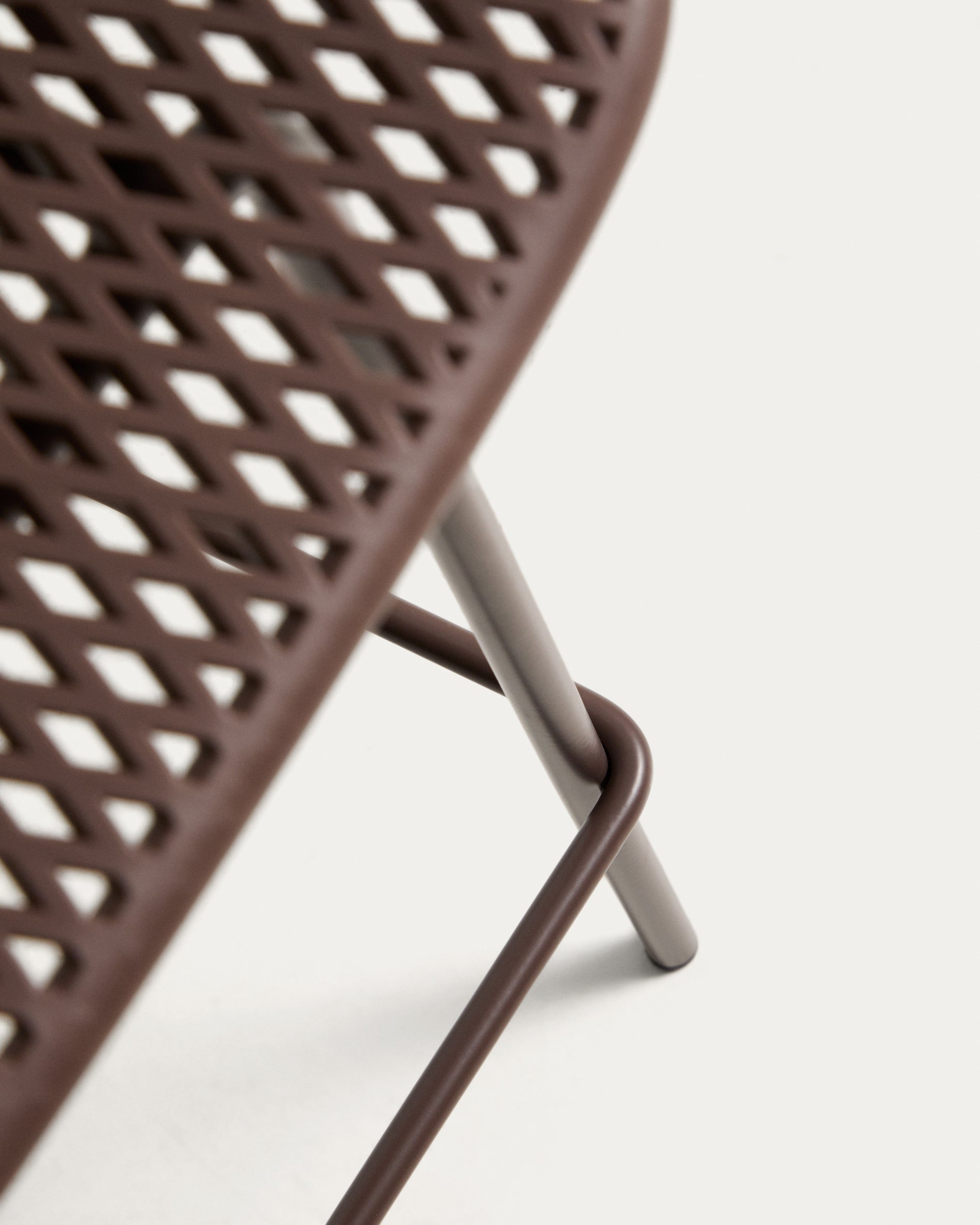 Stylischer Outdoor-Hocker Quinby in einem ansprechenden Braunton, 65 cm hoch, ideal für gemütliche Stunden im Freien, auf Balkon oder Terrasse.