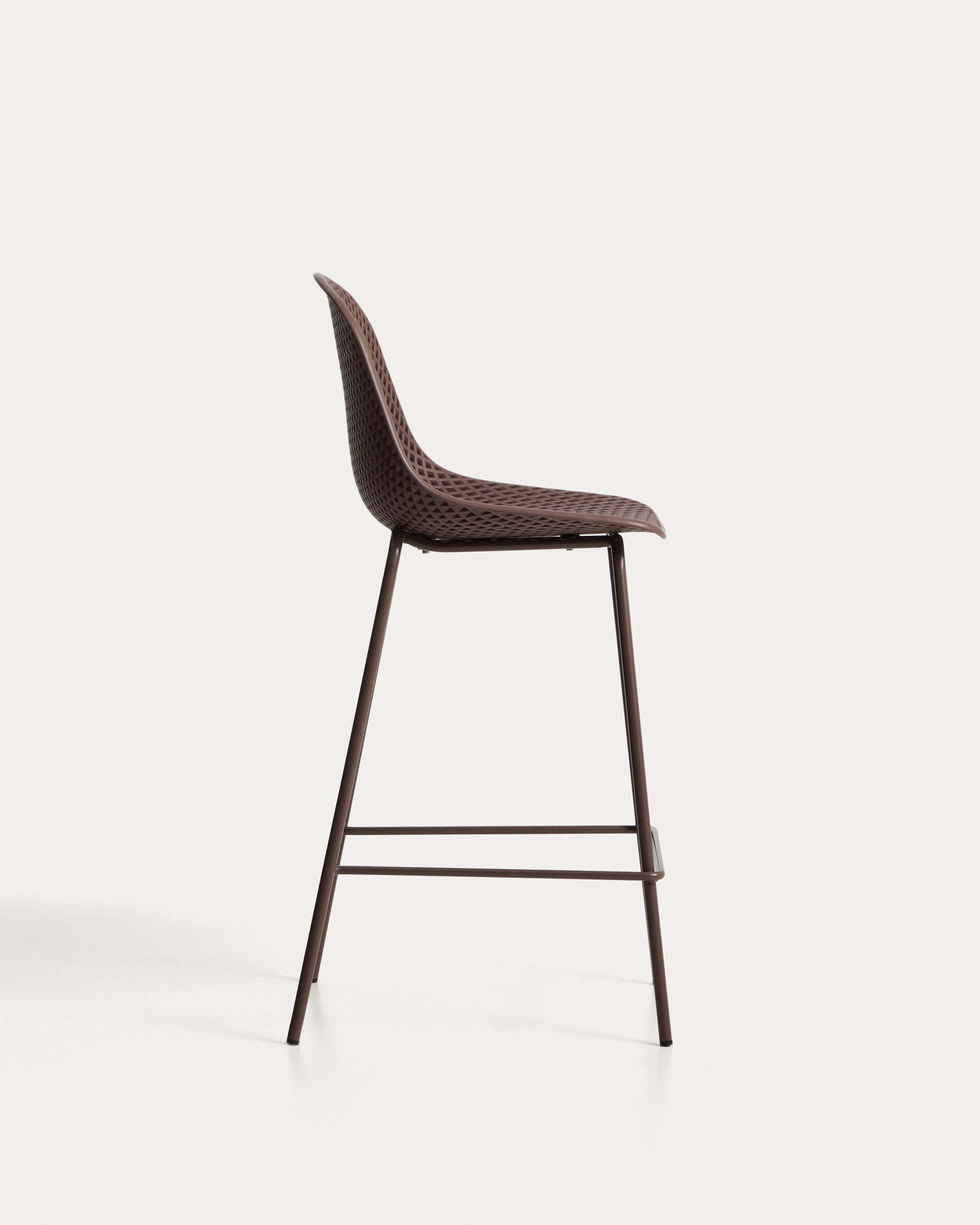 Eleganter Outdoor-Hocker Quinby in einem warmen Braunton, 65 cm hoch, perfekt für entspannte Momente im Freien, von Kave Home.