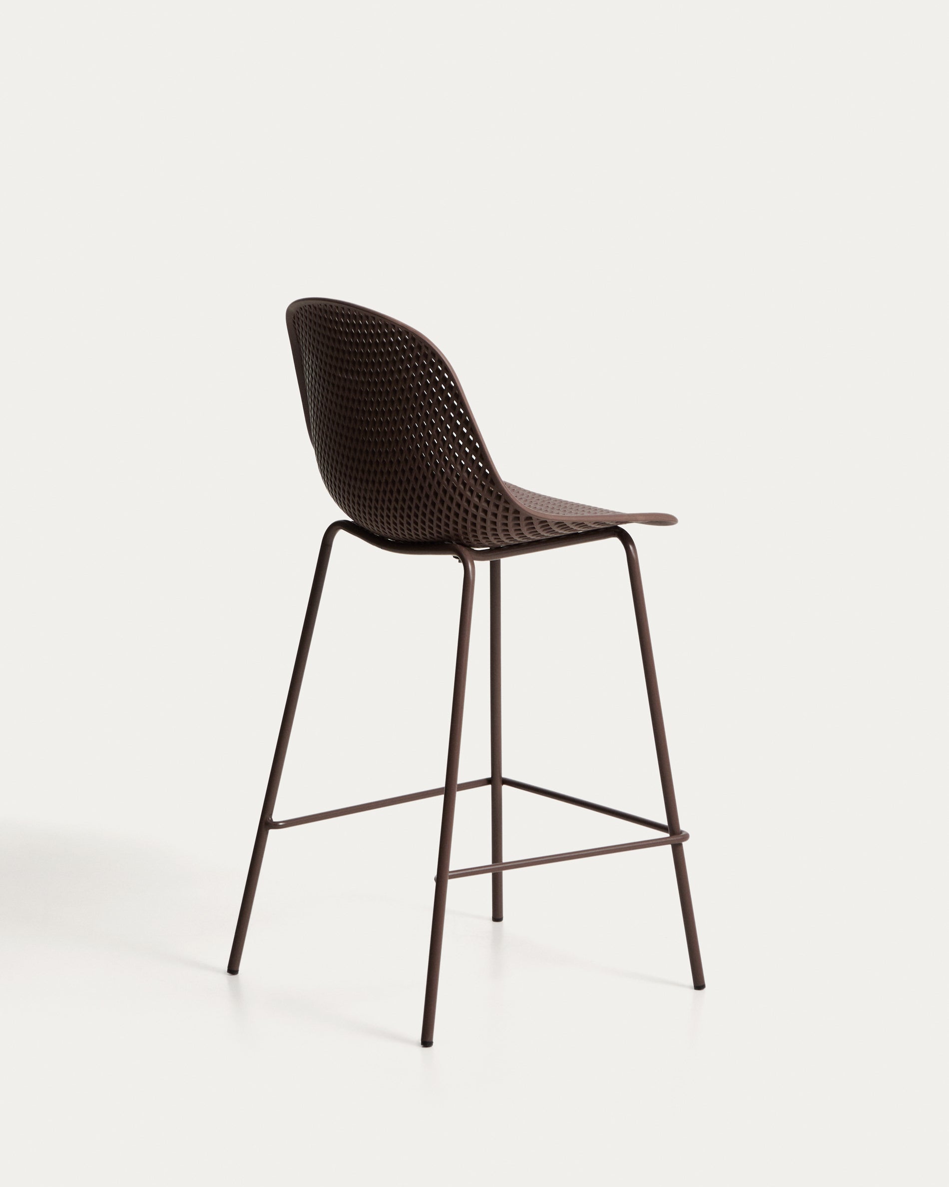 Stylischer Outdoor-Hocker Quinby in einem ansprechenden Braun, 65 cm hoch, ideal für gemütliche Stunden im Garten oder auf der Terrasse.