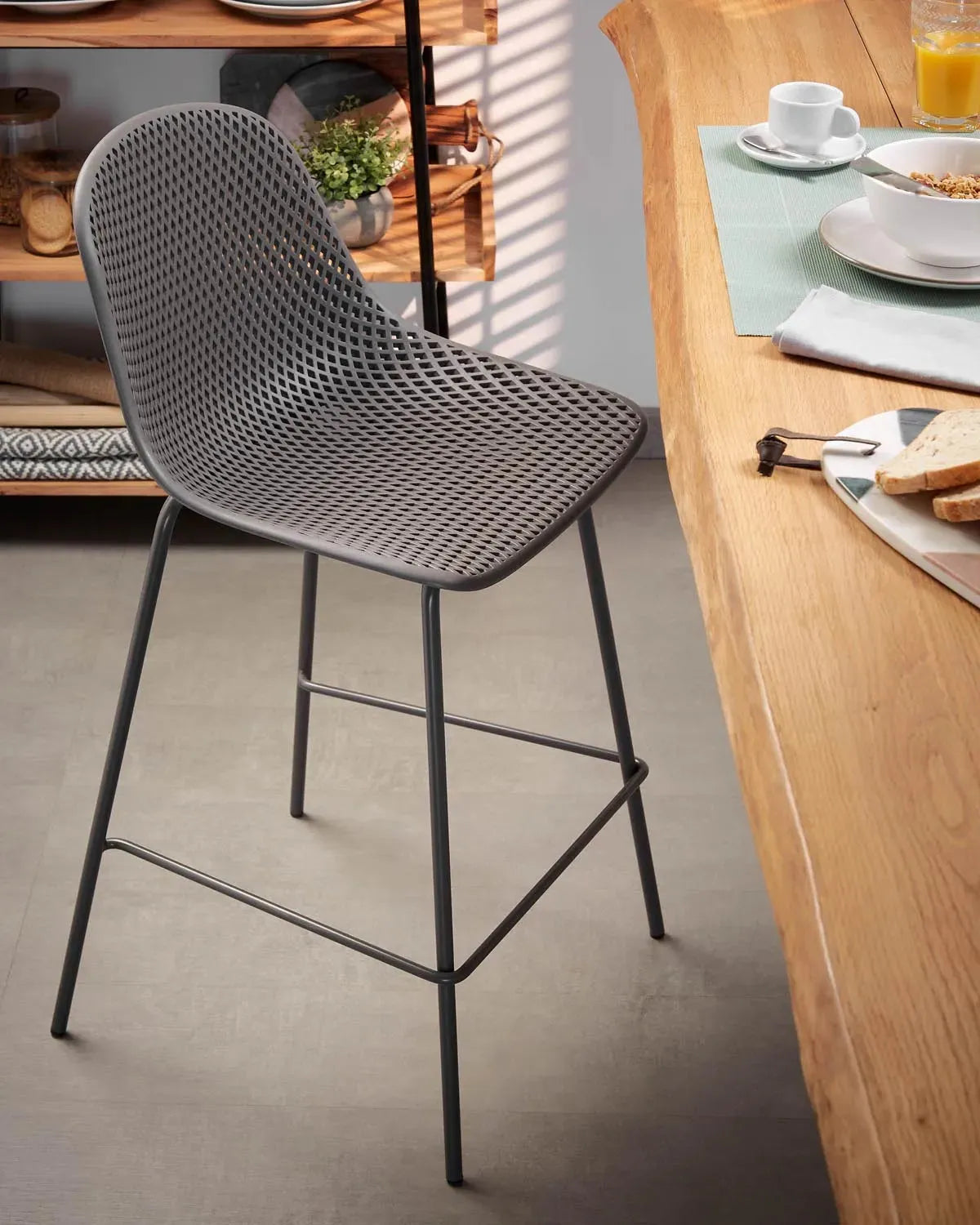 Eleganter Quinby Hocker in Grau, 75 cm, für stilvolle Außenbereiche.