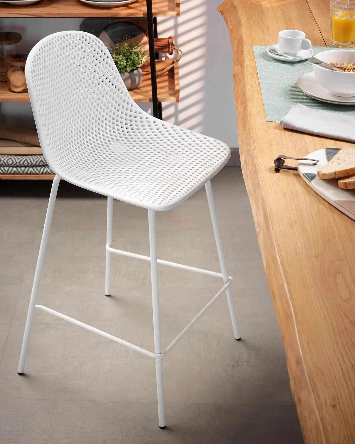 Eleganter Kave Home Quinby Hocker, 65 cm, für stilvolle Außenbereiche.