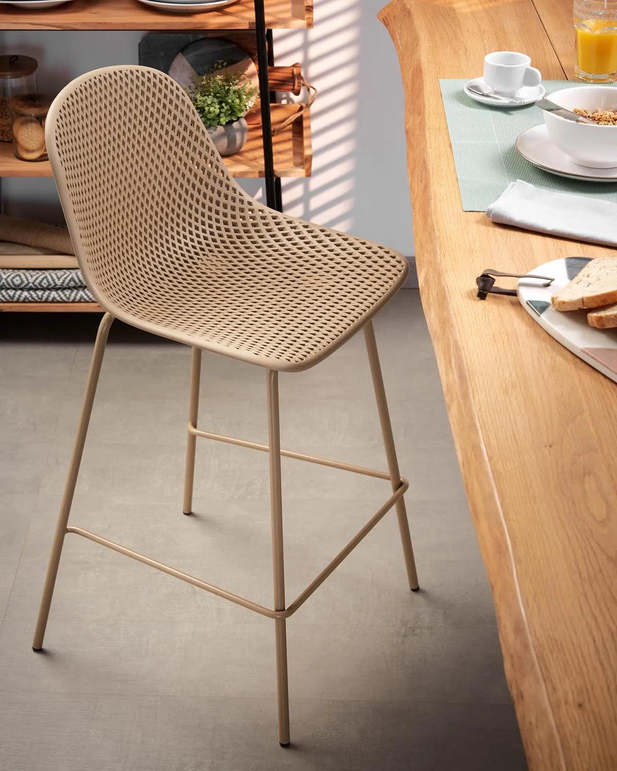 Quinby Barhocker beige 75 cm – modernes Design für stilvolle Räume.