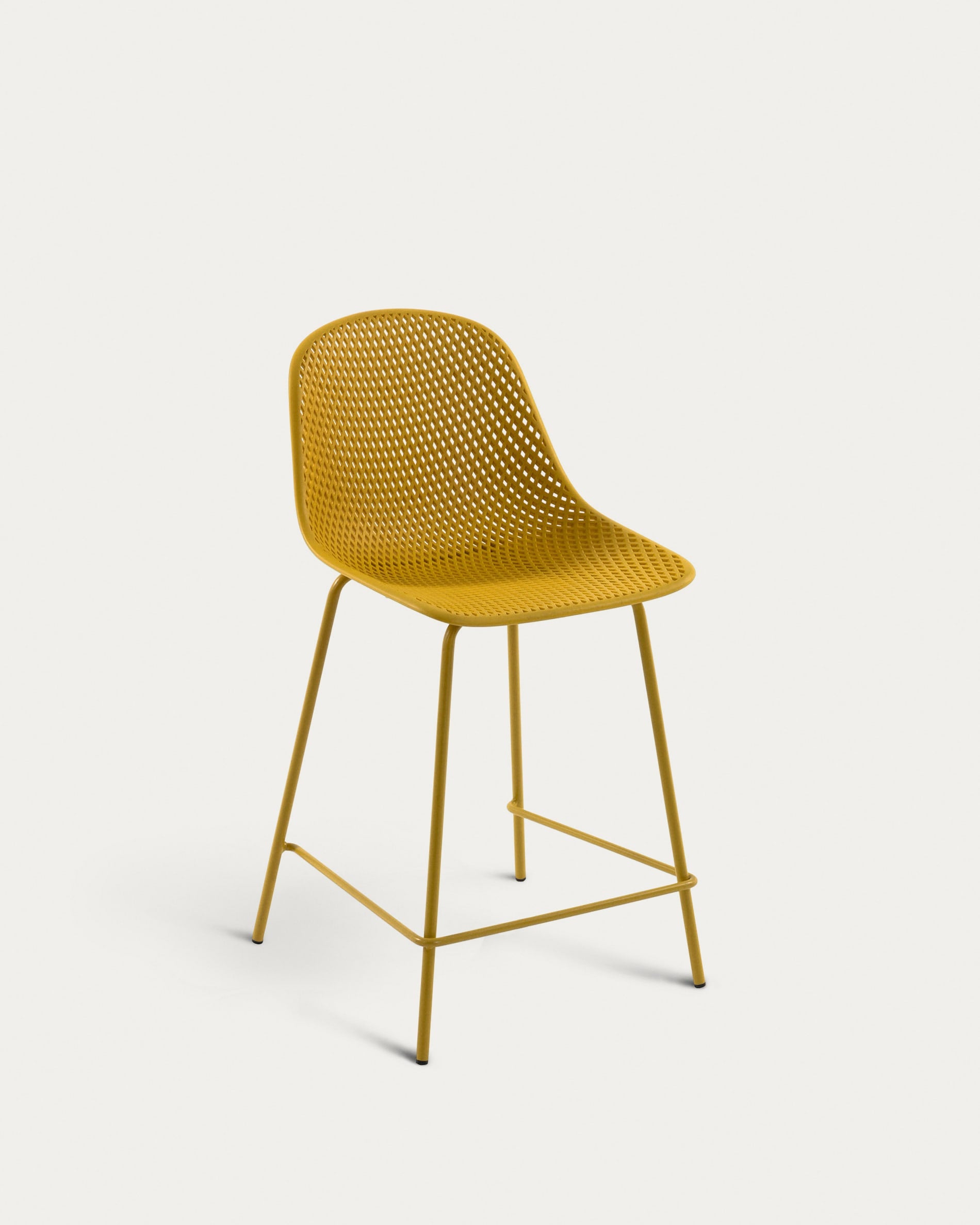 3D-Modell des gelben Outdoor Hockers Quinby (65 cm) von Kave Home, ideal für Terrasse und Garten, modern und wetterfest.