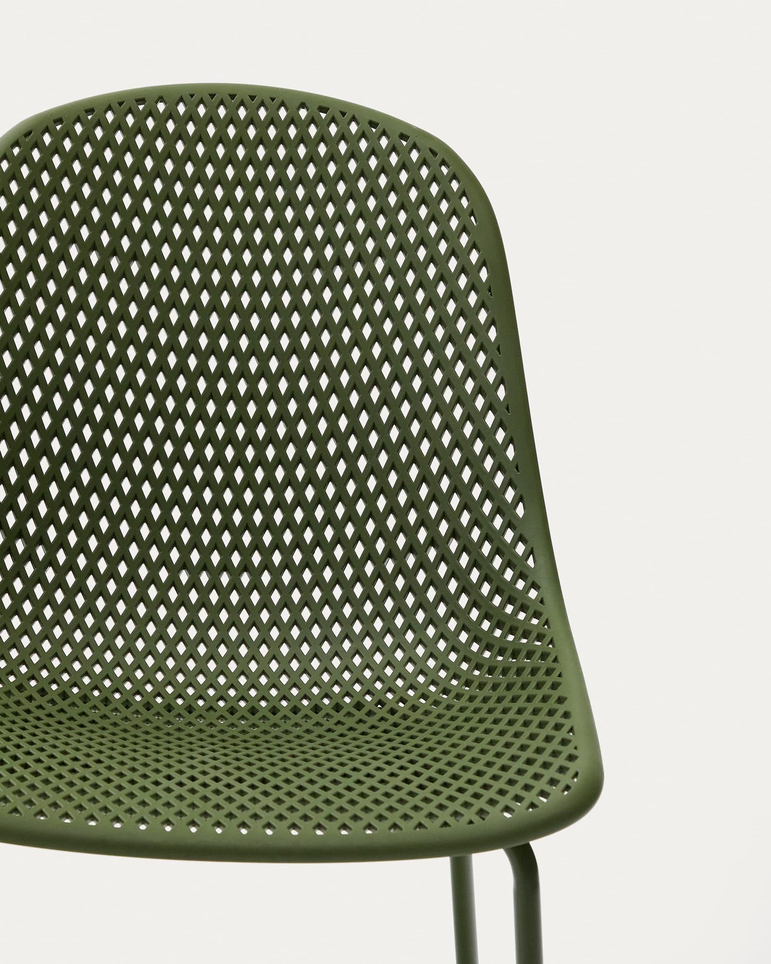 Eleganter Outdoor-Stuhl Quinby mit grünen Stahlbeinen, perfekt für moderne Terrassen und langlebige Outdoor-Möbel.