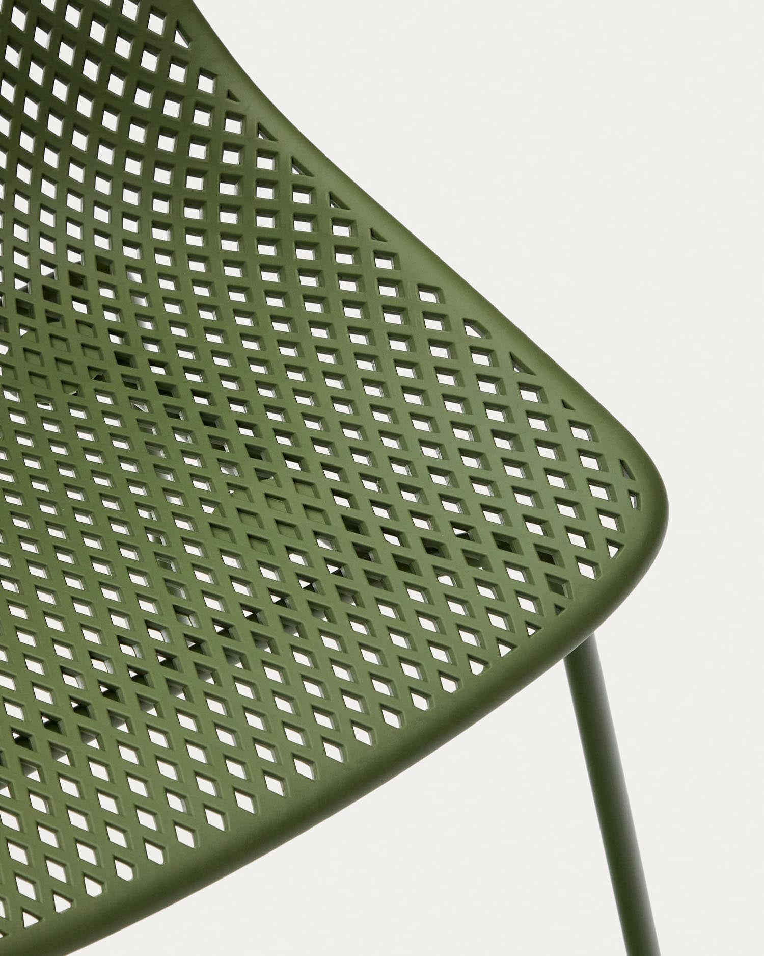 Moderner Outdoor-Stuhl Quinby mit robusten grünen Stahlbeinen, ideal für stilvolle Terrassen und langlebige Gartenmöbel.
