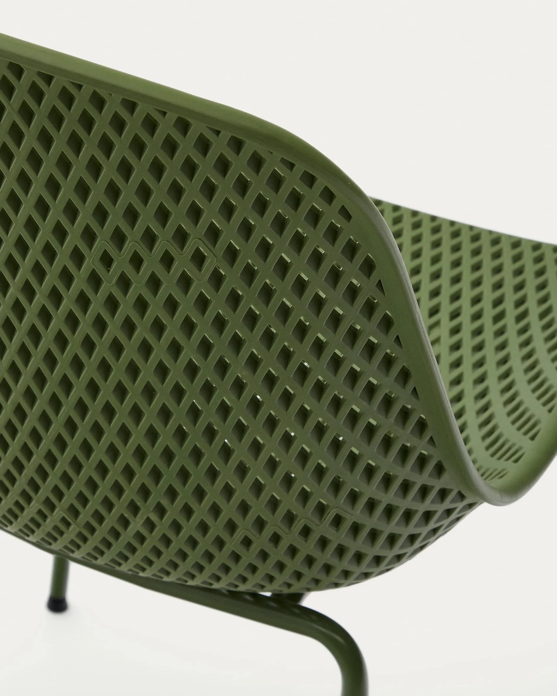 Moderner Outdoor-Stuhl Quinby mit robusten grünen Stahlbeinen, ideal für stilvolle Terrassen und wetterfeste Außenbereiche.