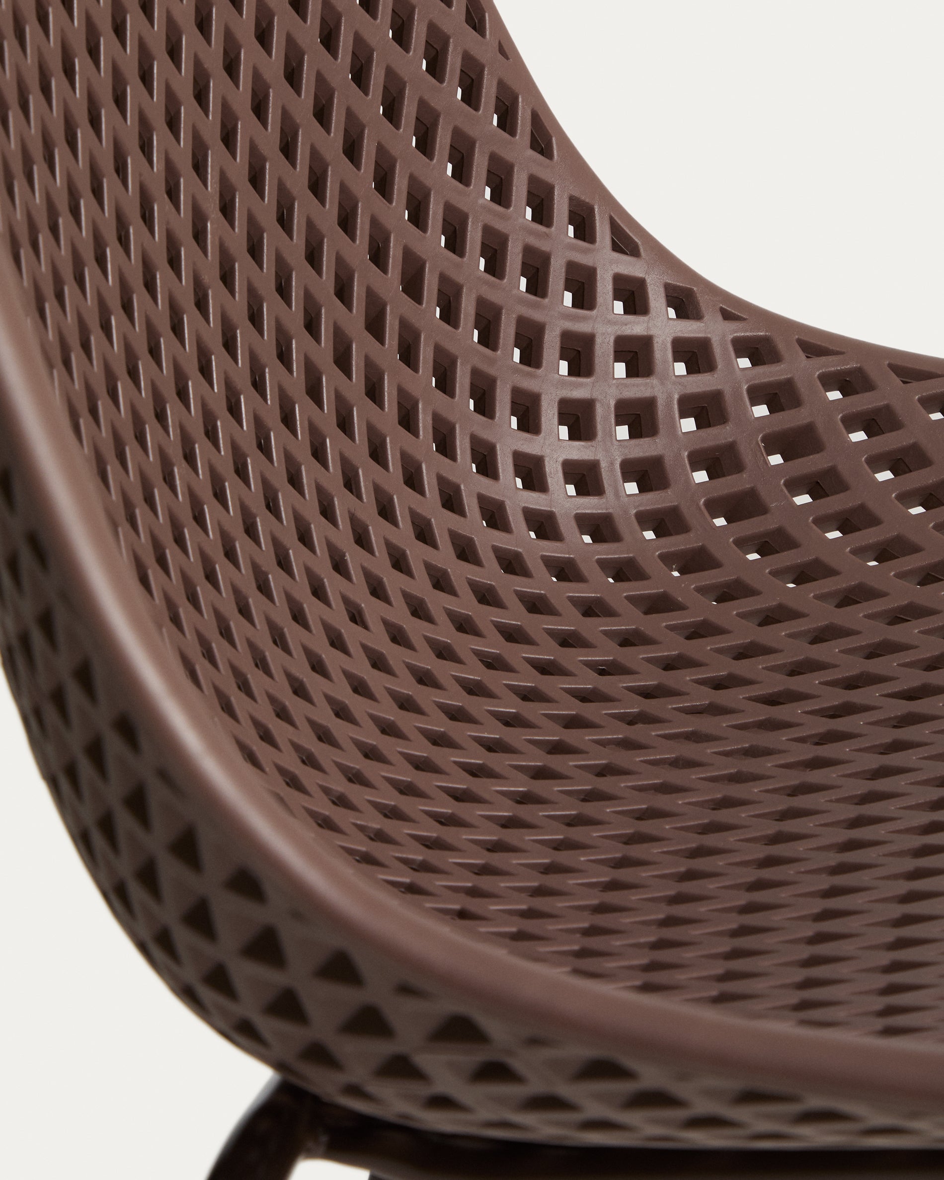 Eleganter Outdoor-Stuhl Quinby in einem warmen Braunton, ideal für gemütliche Abende im Garten oder auf der Terrasse.