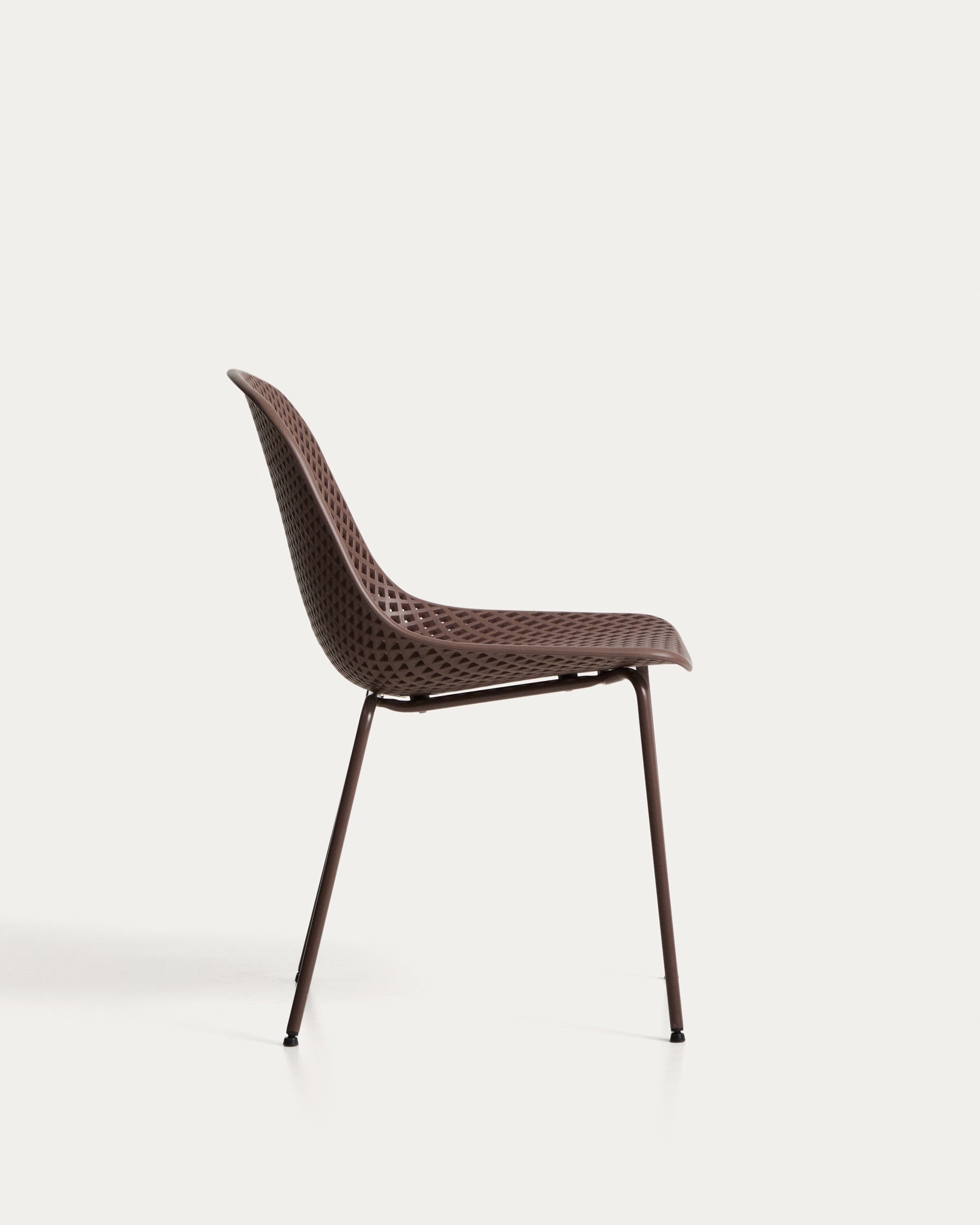 Stylischer Gartenstuhl Quinby in warmem Braun, perfekt für entspannte Stunden im Freien, entworfen von Kave Home für modernes Outdoor-Ambiente.