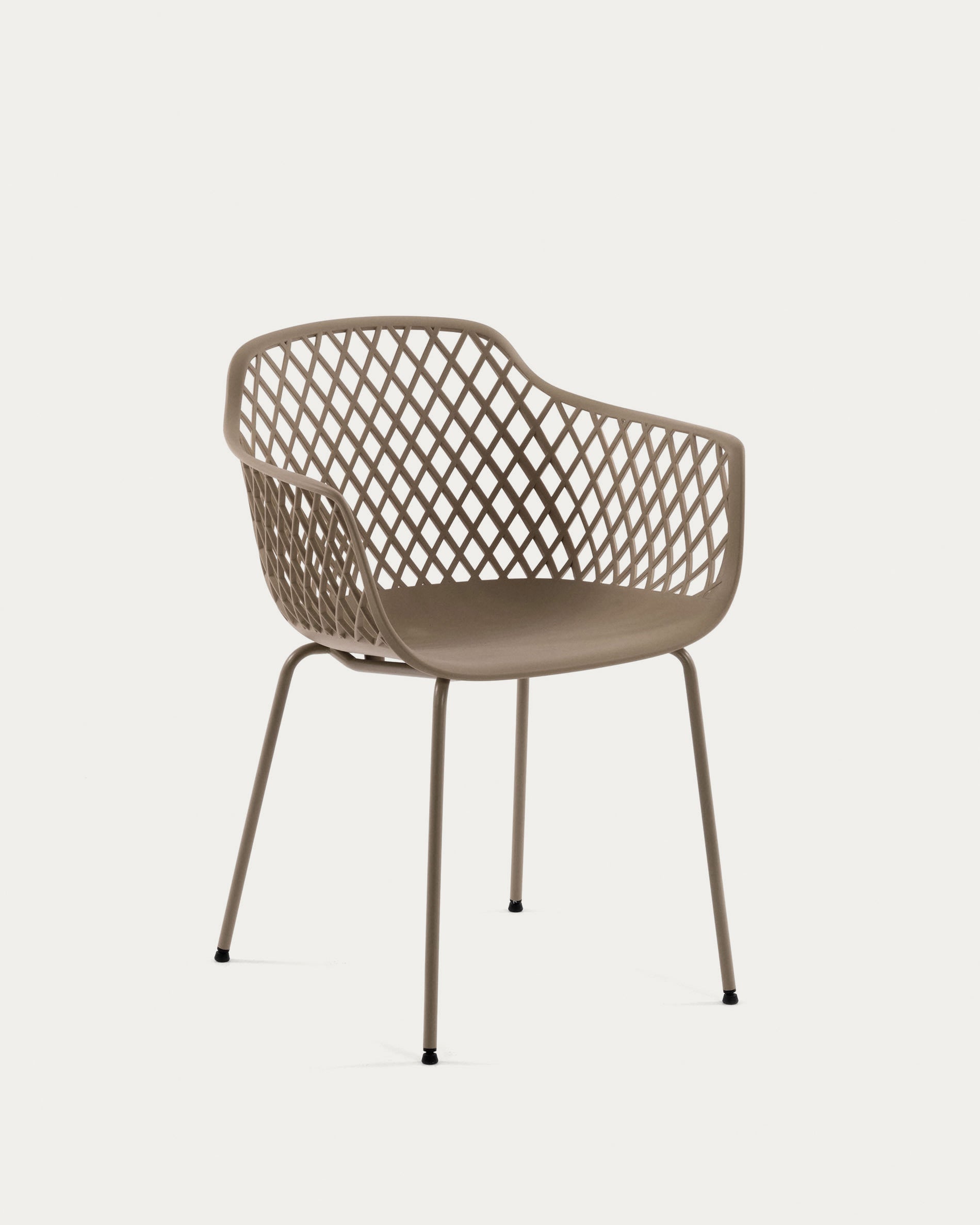 3D-Modell des beigen Outdoor-Stuhls Quinn von Kave Home, aus wetterfestem Polypropylen und stabilem Stahl.