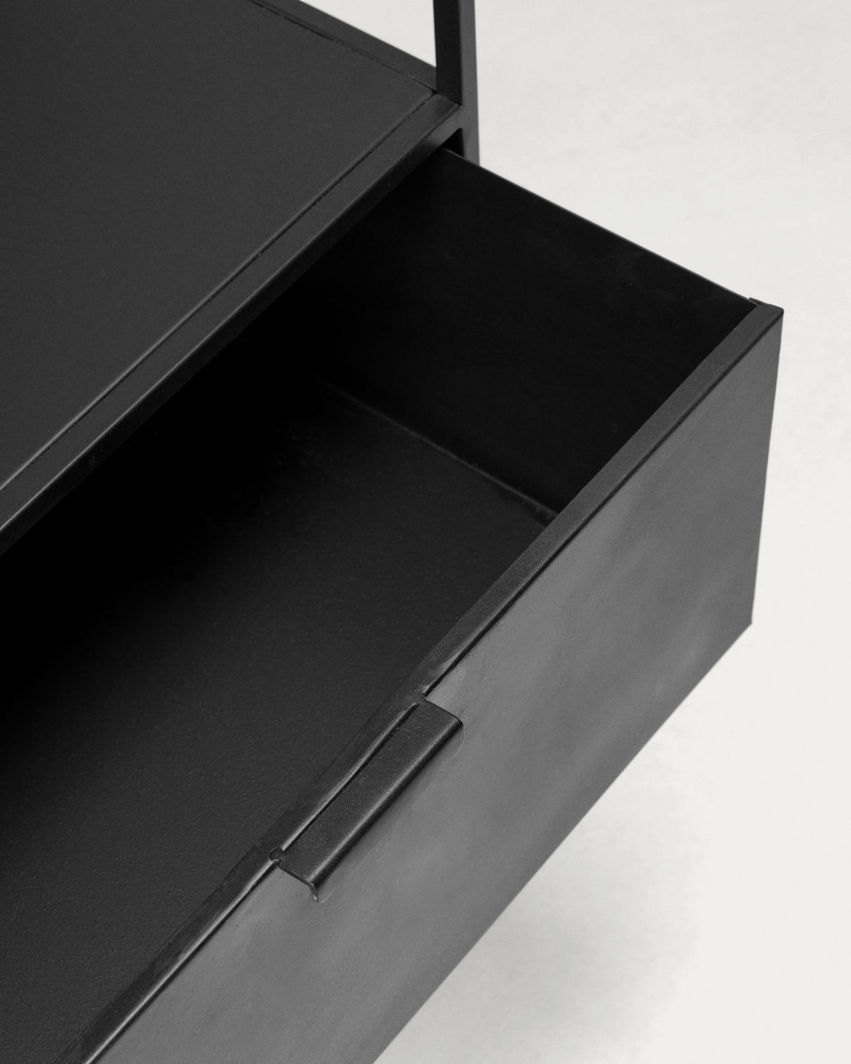 Shantay Regal aus Stahl mit schwarzem Finish 80 x 168 cm in Schwarz präsentiert im Onlineshop von KAQTU Design AG. Standregal ist von Kave Home