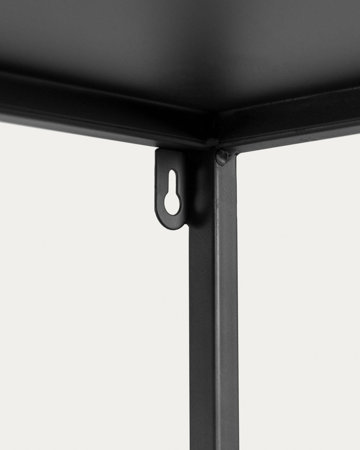 Shantay Regal aus Stahl mit schwarzem Finish 80 x 168 cm in Schwarz präsentiert im Onlineshop von KAQTU Design AG. Standregal ist von Kave Home