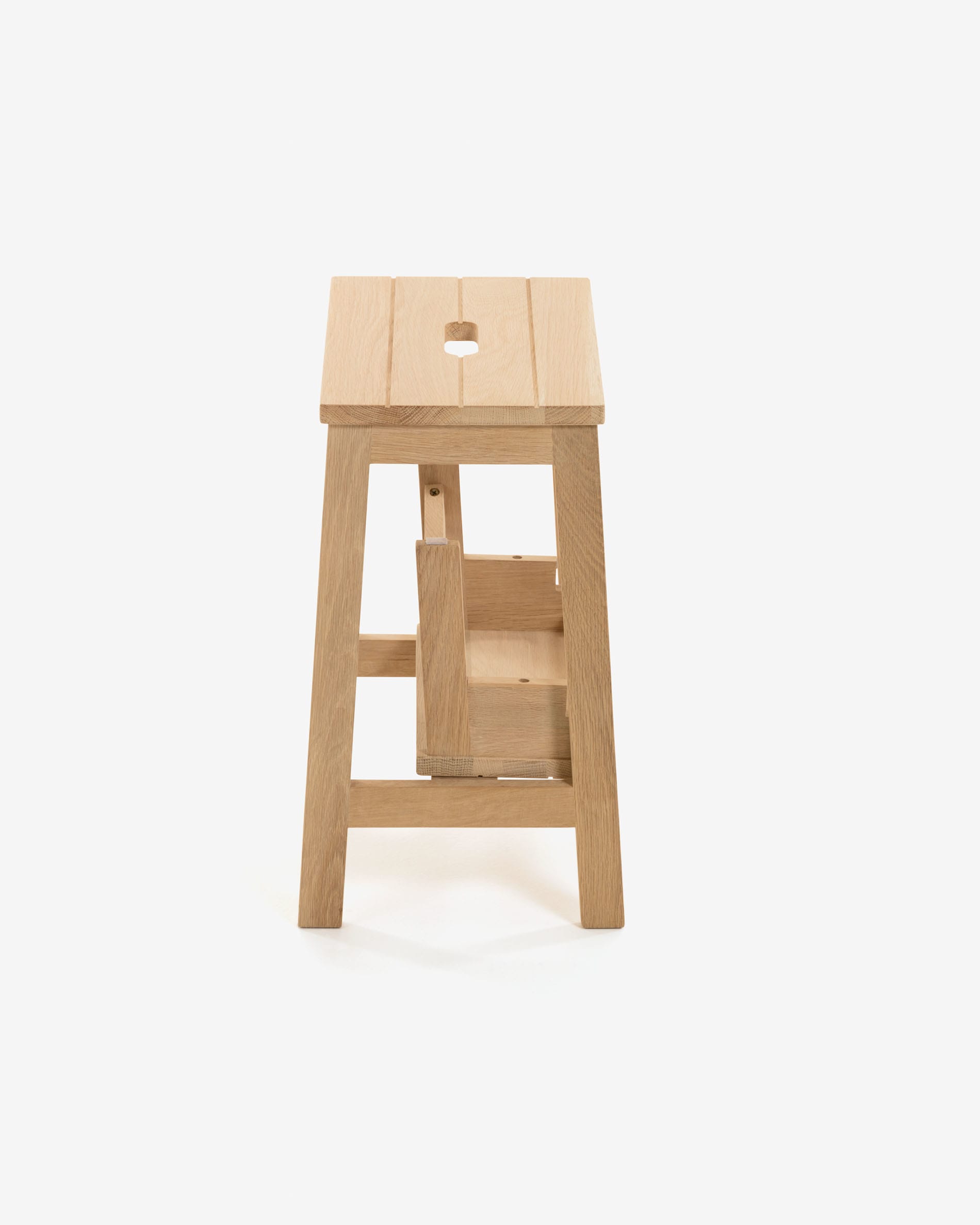 Praktischer Hocker mit integrierter Leiter, Modell Nell von Kave Home, Masse 40 x 43 cm, ideal für vielseitige Nutzung.