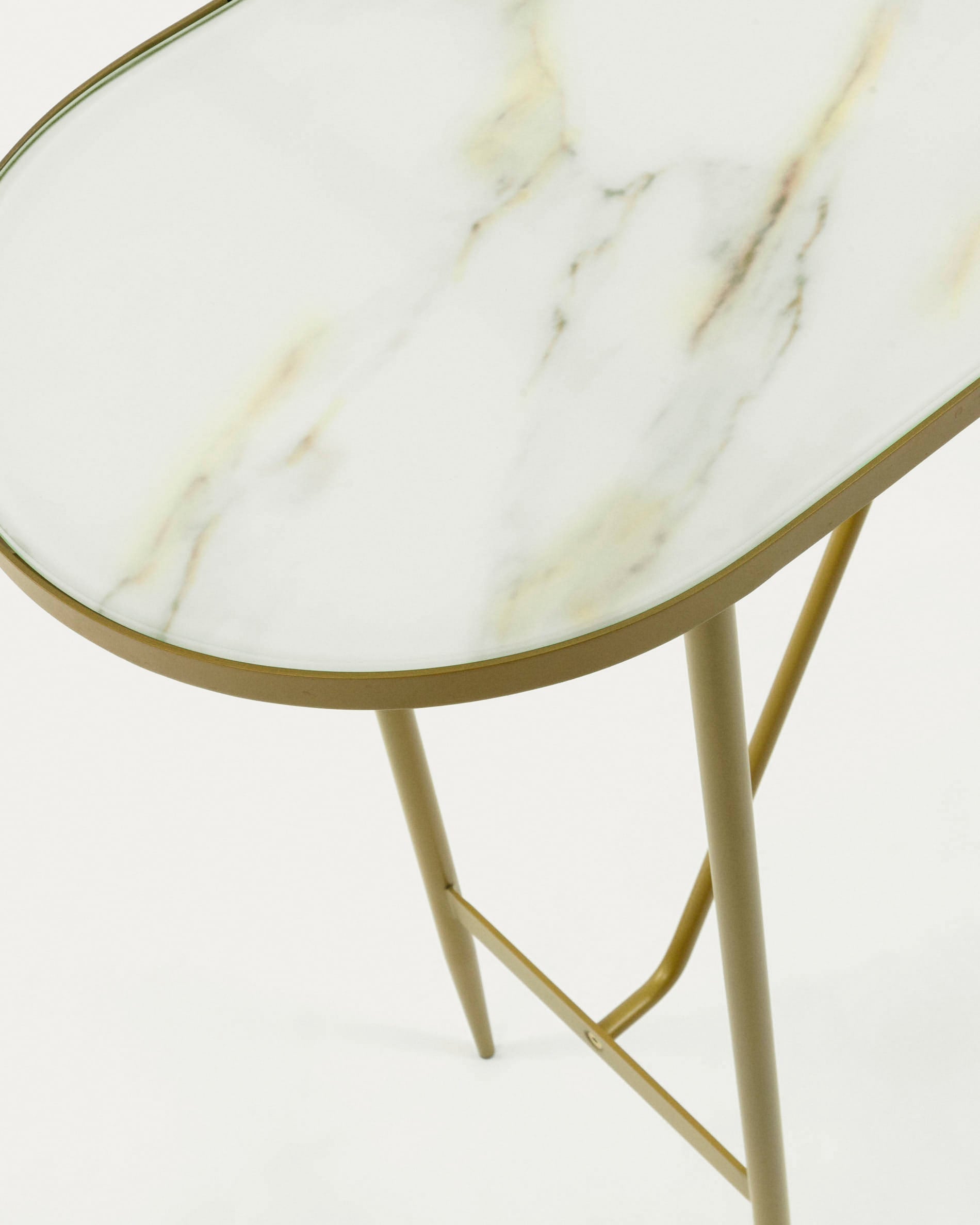Elegante Konsole von Kave Home mit goldfarbenem Gestell und Marmorplatte, 110 x 76 cm. Ideal für stilvolle Wohnräume.