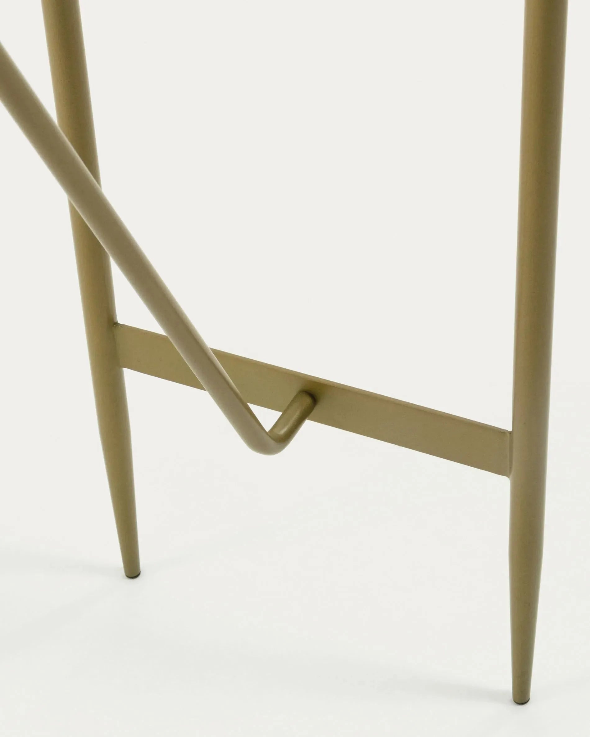 Elegante Konsole von Kave Home mit goldfarbenem Gestell und Marmorplatte, 110 x 76 cm. Ideal für stilvolle und moderne Einrichtung.