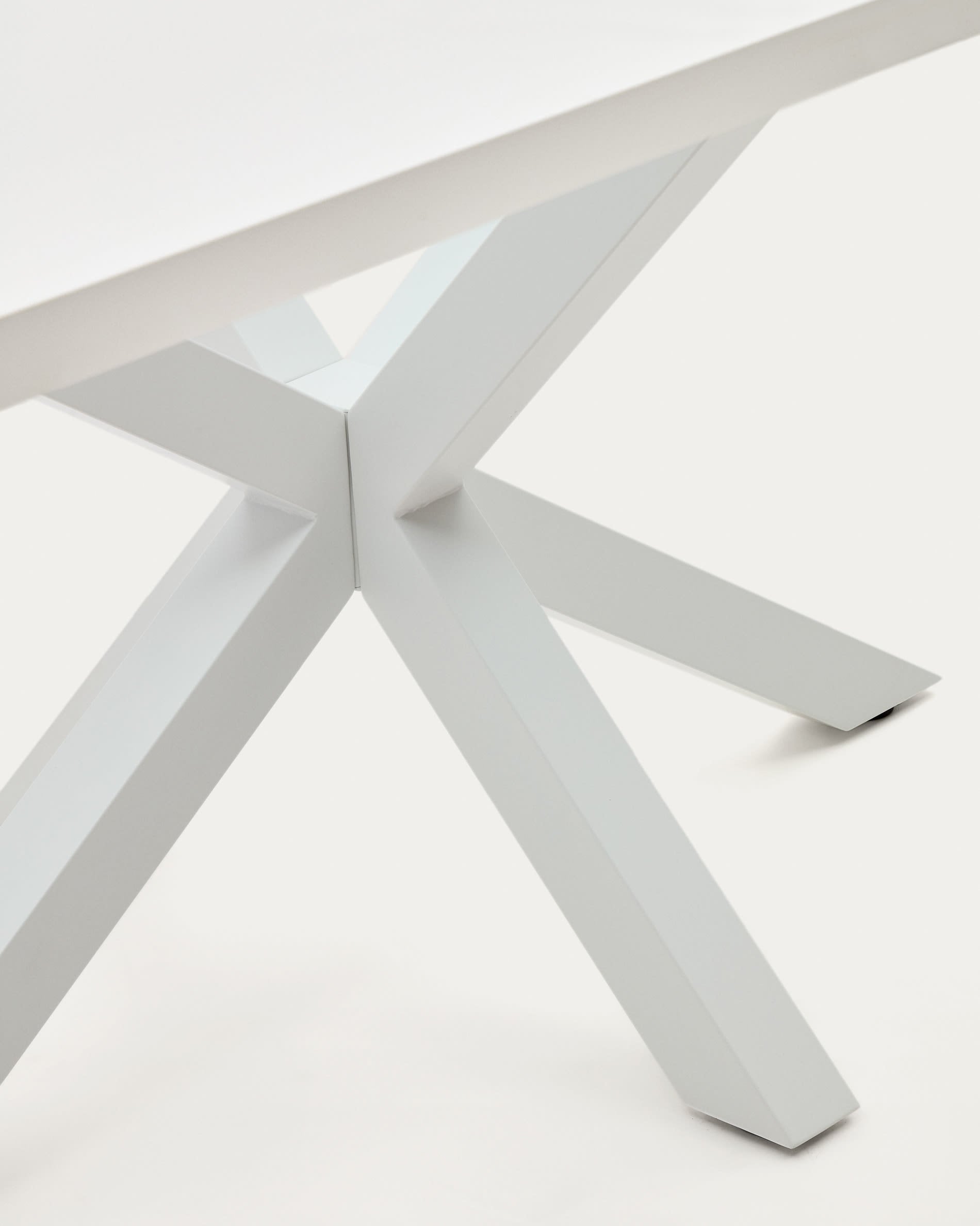 Entdecken Sie den eleganten Tisch Argo von Kave Home: Moderner Esstisch mit pflegeleichter Melaminoberfläche und stabilen Stahlbeinen für stilvolle Esszimmer.