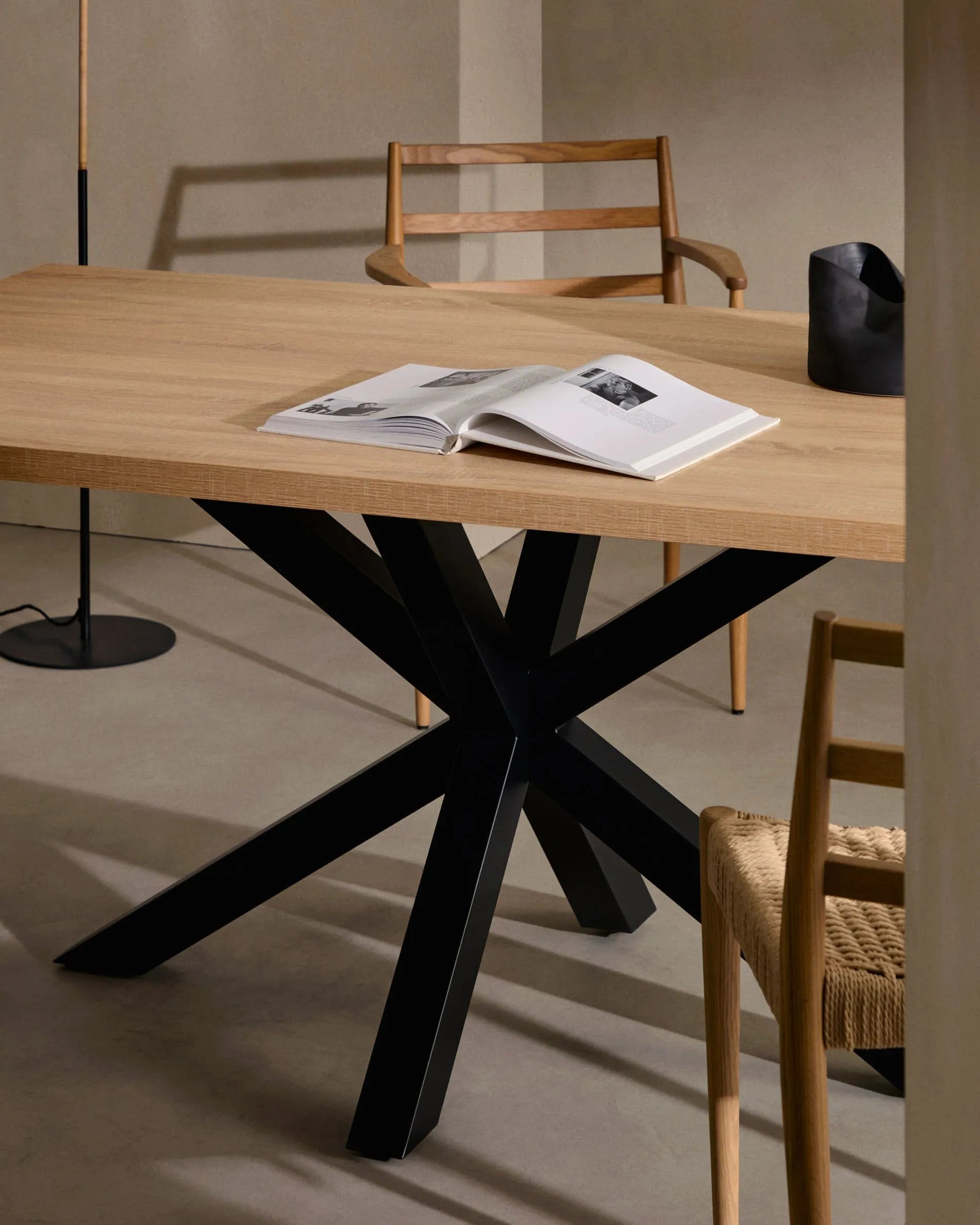 Moderner Tisch Argo, 160x100 cm, mit natürlicher Melaminplatte und schwarzen Stahlbeinen, ideal für Esszimmer oder Büro.