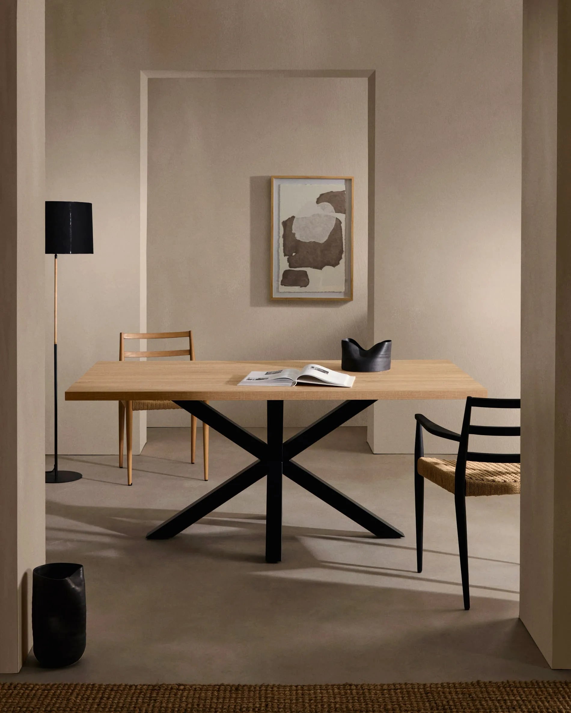 Moderner Tisch Argo: 160x100 cm, Melaminplatte in Natur-Optik, schwarze Stahlbeine, ideal für Esszimmer oder Büro.