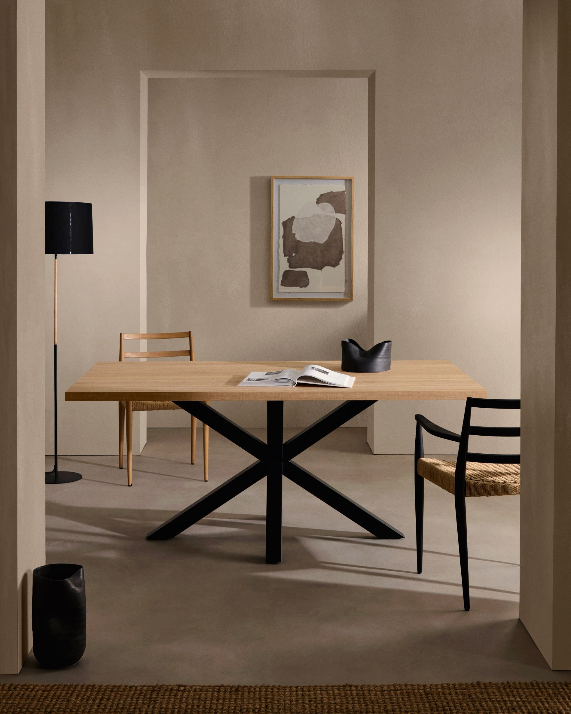 Tisch Argo: 160x100 cm, natürliche Melaminplatte, schwarze Stahlbeine, modern und vielseitig für Esszimmer oder Büro.
