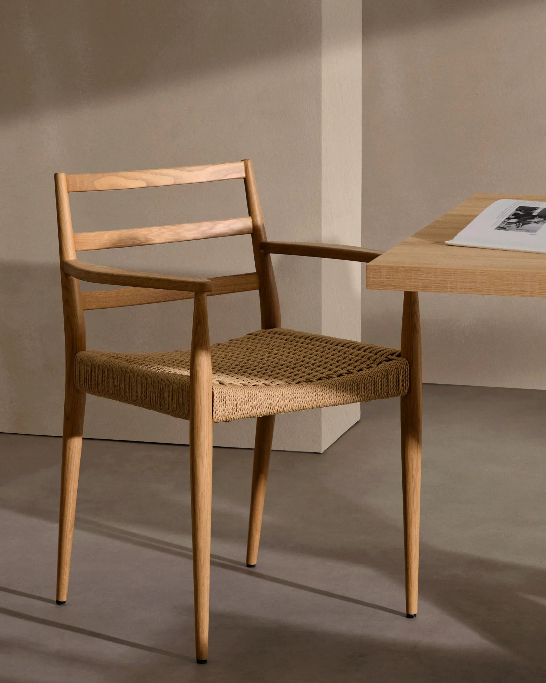 Moderner Tisch Argo: 160x100 cm, Melamin mit natürlicher Holzoptik, schwarze Stahlbeine, ideal für Esszimmer oder Büro.