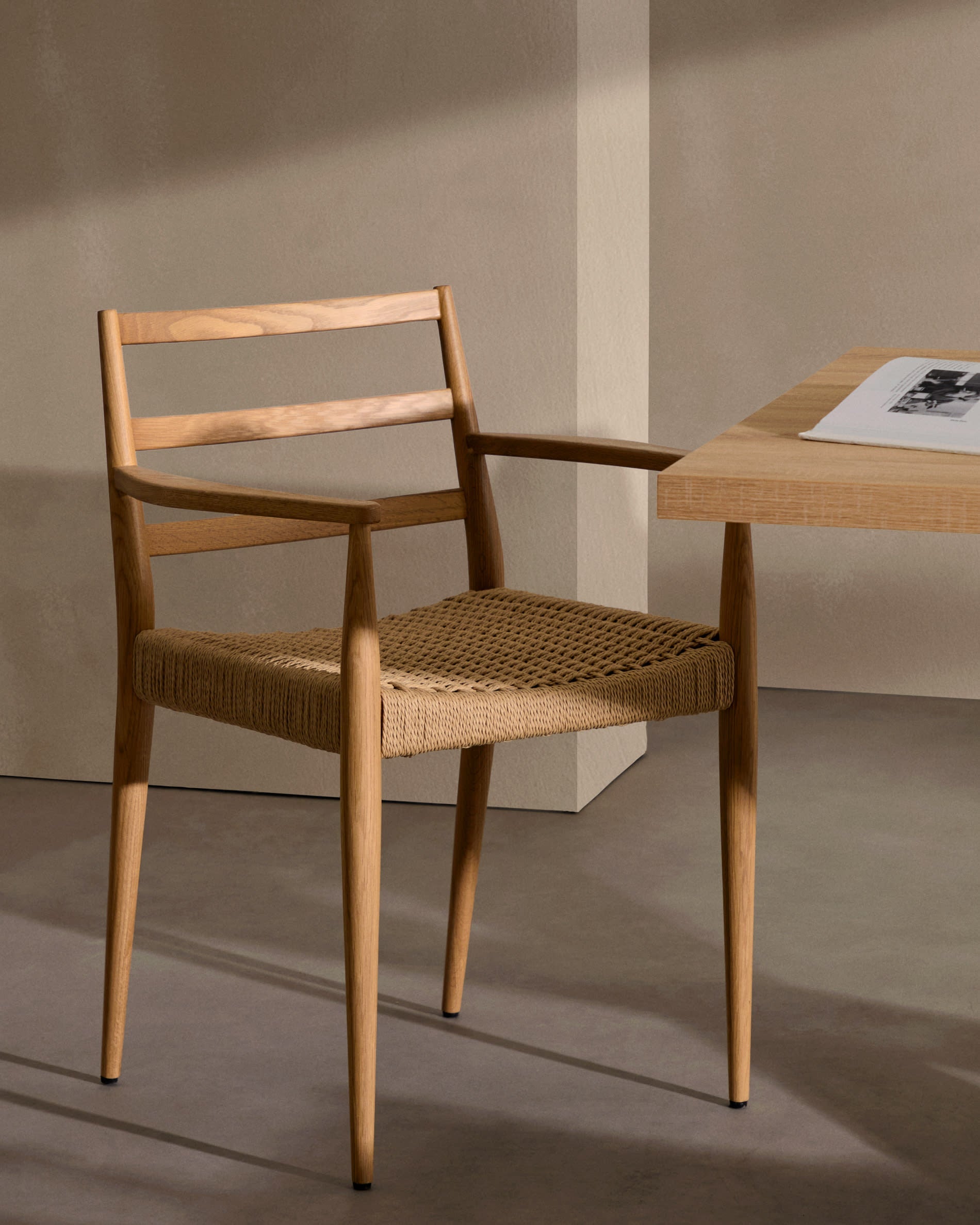 Tisch Argo: 160x100 cm, Melamin in Holzoptik, schwarze Stahlbeine, modern und vielseitig für Esszimmer oder Arbeitsbereich.