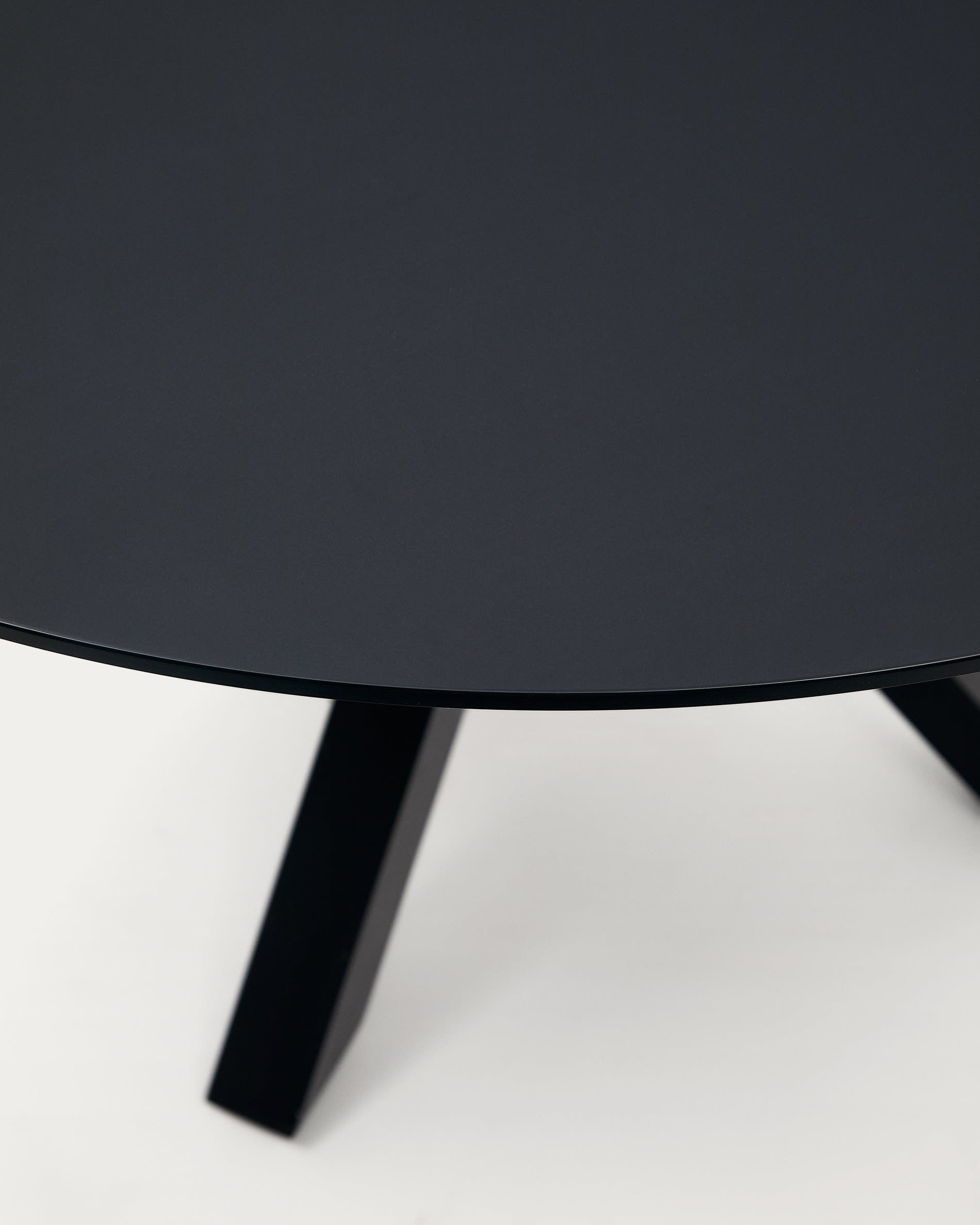 Moderner runder Tisch Argo, Ø 120 cm, aus schwarzem Glas und stabilen Stahlbeinen – perfekter Mittelpunkt für stilvolle Esszimmer.