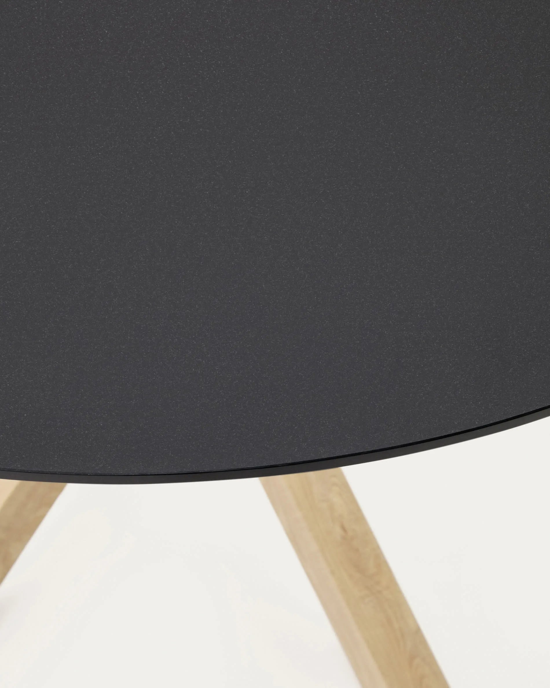 Moderner Tisch Argo mit schwarzer Milchglasplatte und Stahlbeinen in Holzoptik, Ø 150 cm, ideal für stilvolle Räume.