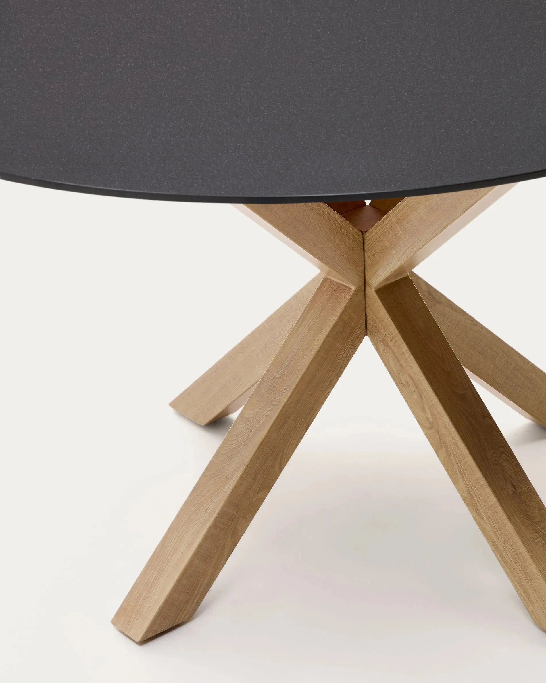 Runder Tisch Argo mit schwarzer Milchglasplatte und Stahlbeinen in Holzoptik, Ø 150 cm, perfekt für moderne Wohnräume.